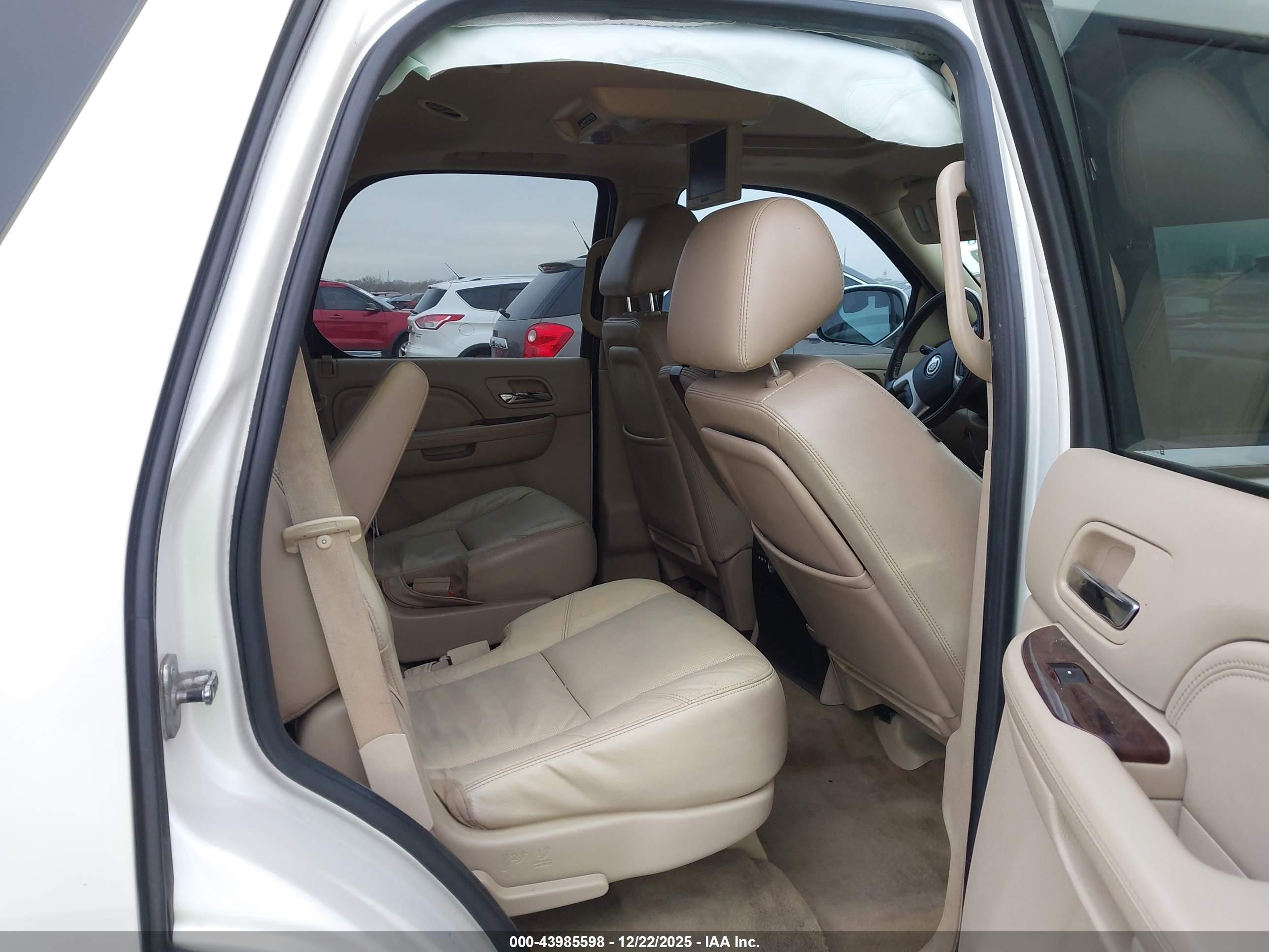 CADILLAC ESCALADE image 8
