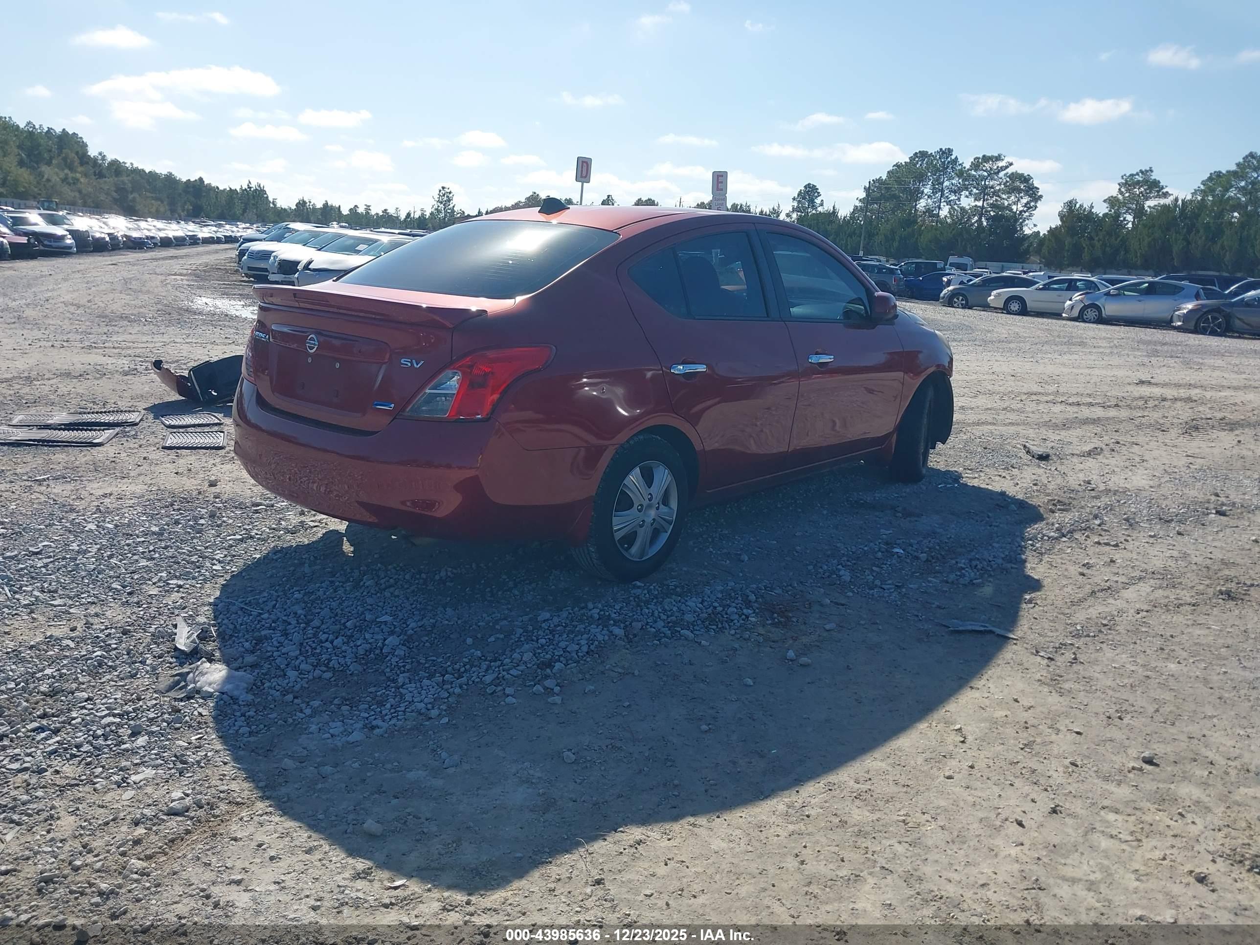 NISSAN VERSA image 4