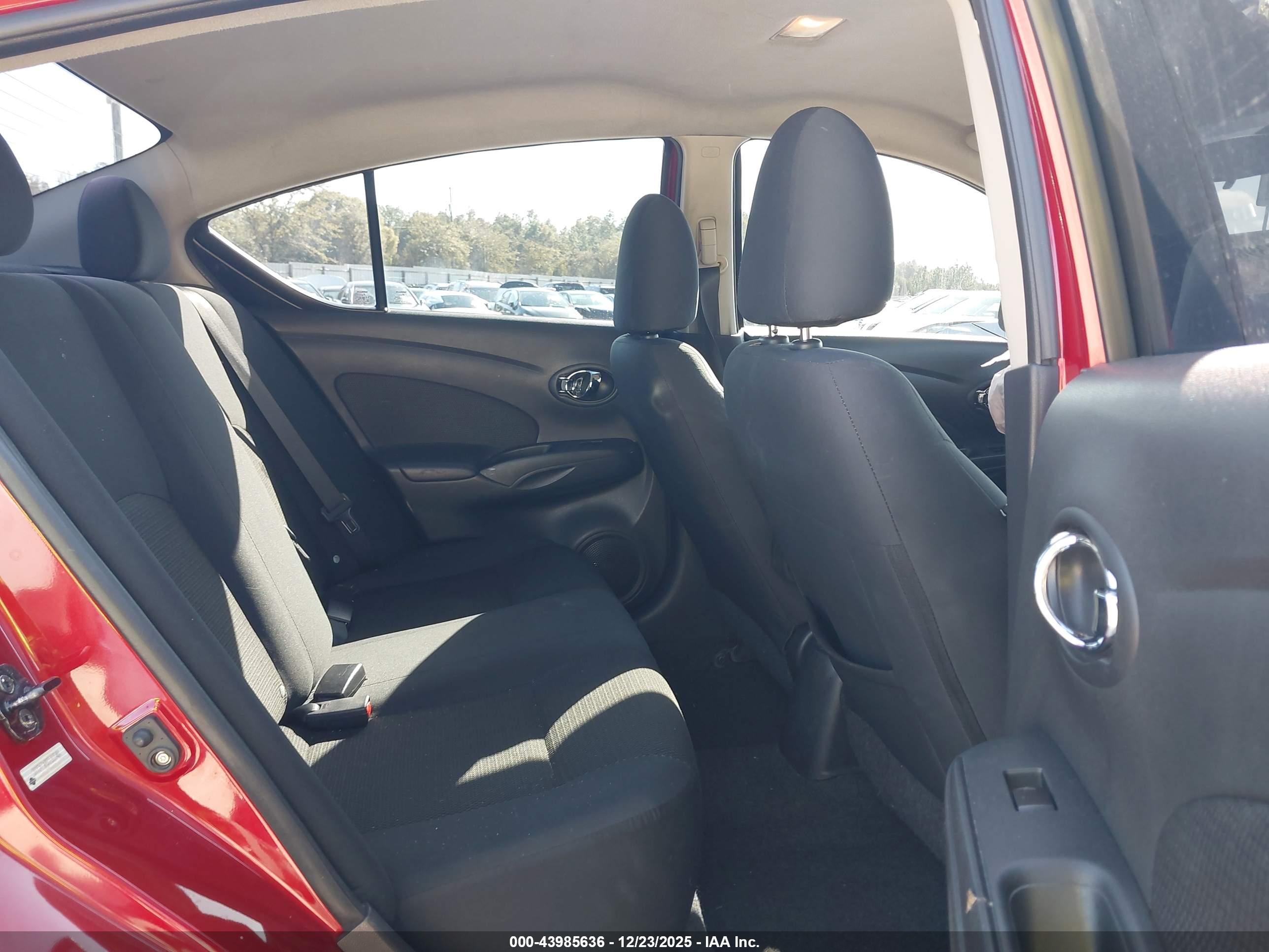 NISSAN VERSA image 8