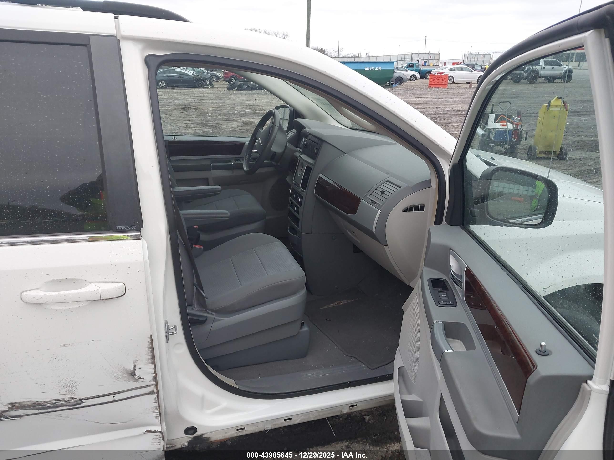 CHRYSLER TOWN image 5