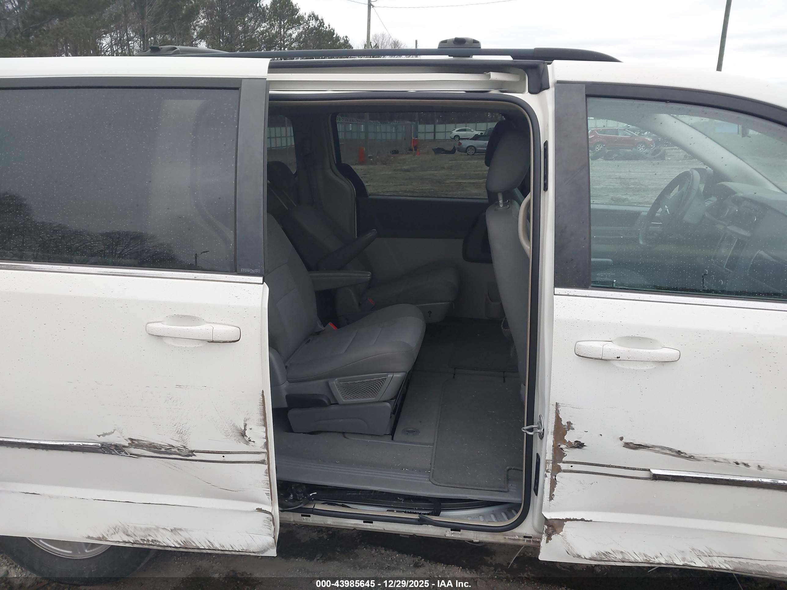 CHRYSLER TOWN image 8
