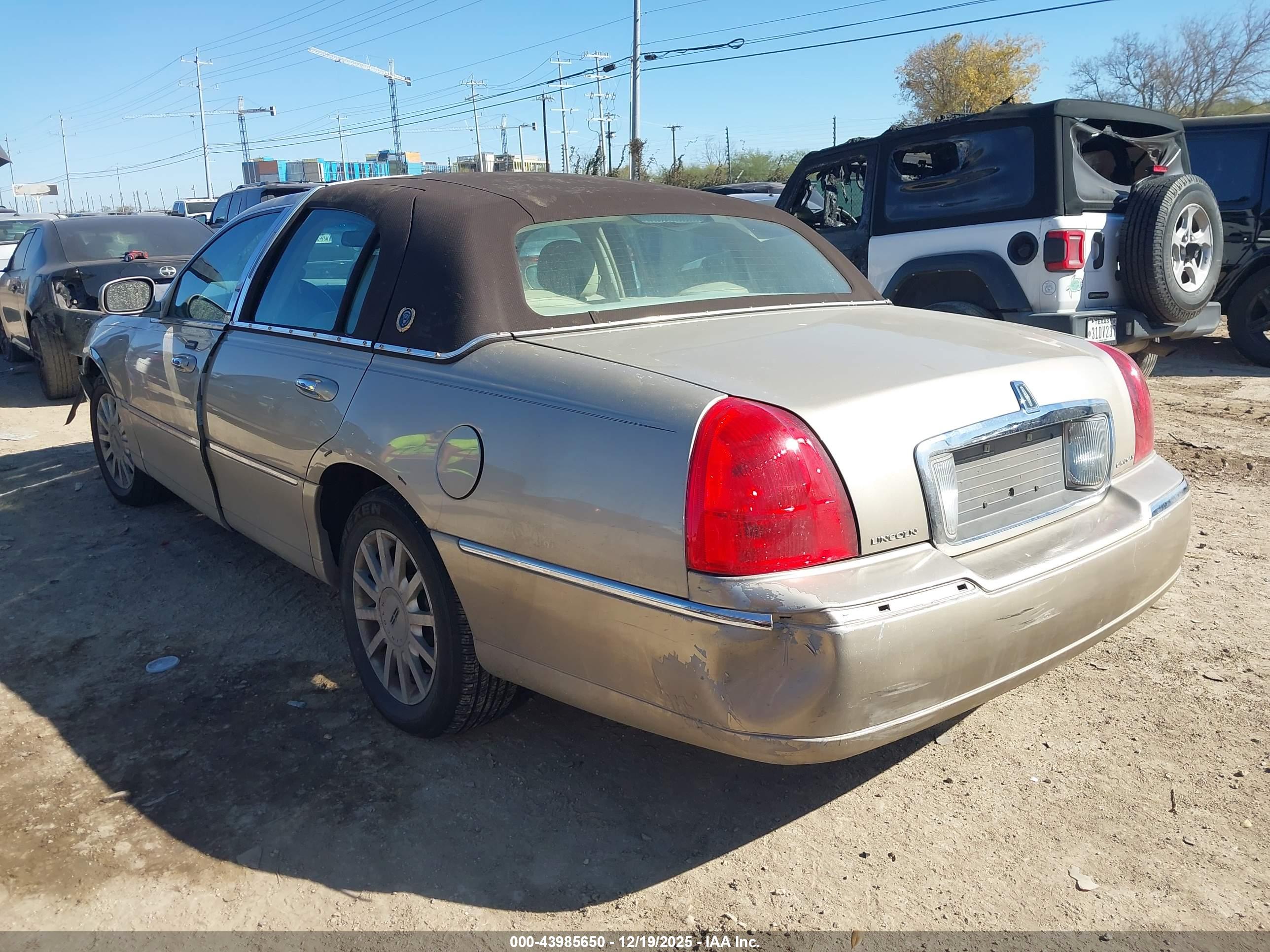 LINCOLN TOWN image 3