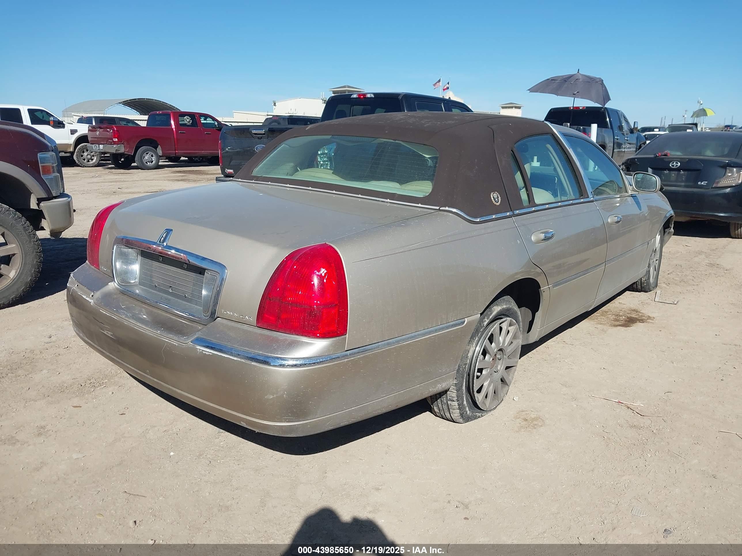 LINCOLN TOWN image 4