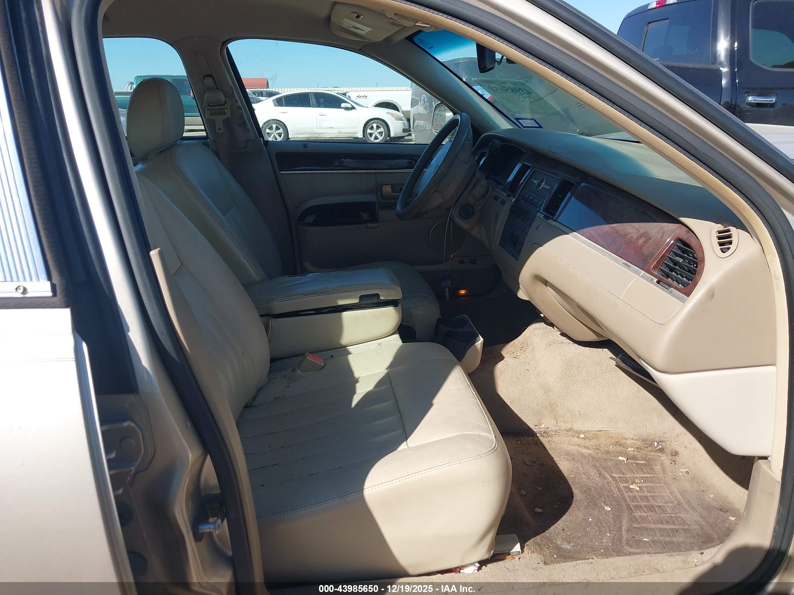 LINCOLN TOWN image 5