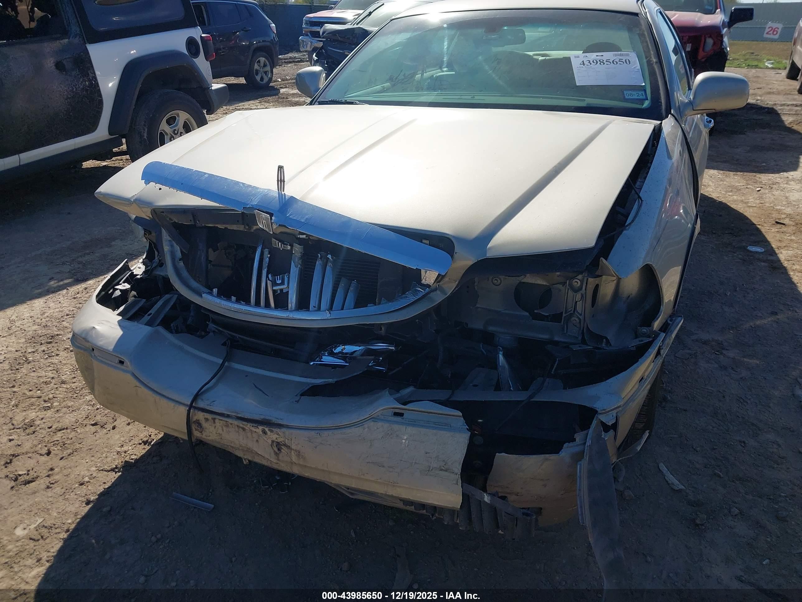 LINCOLN TOWN image 6