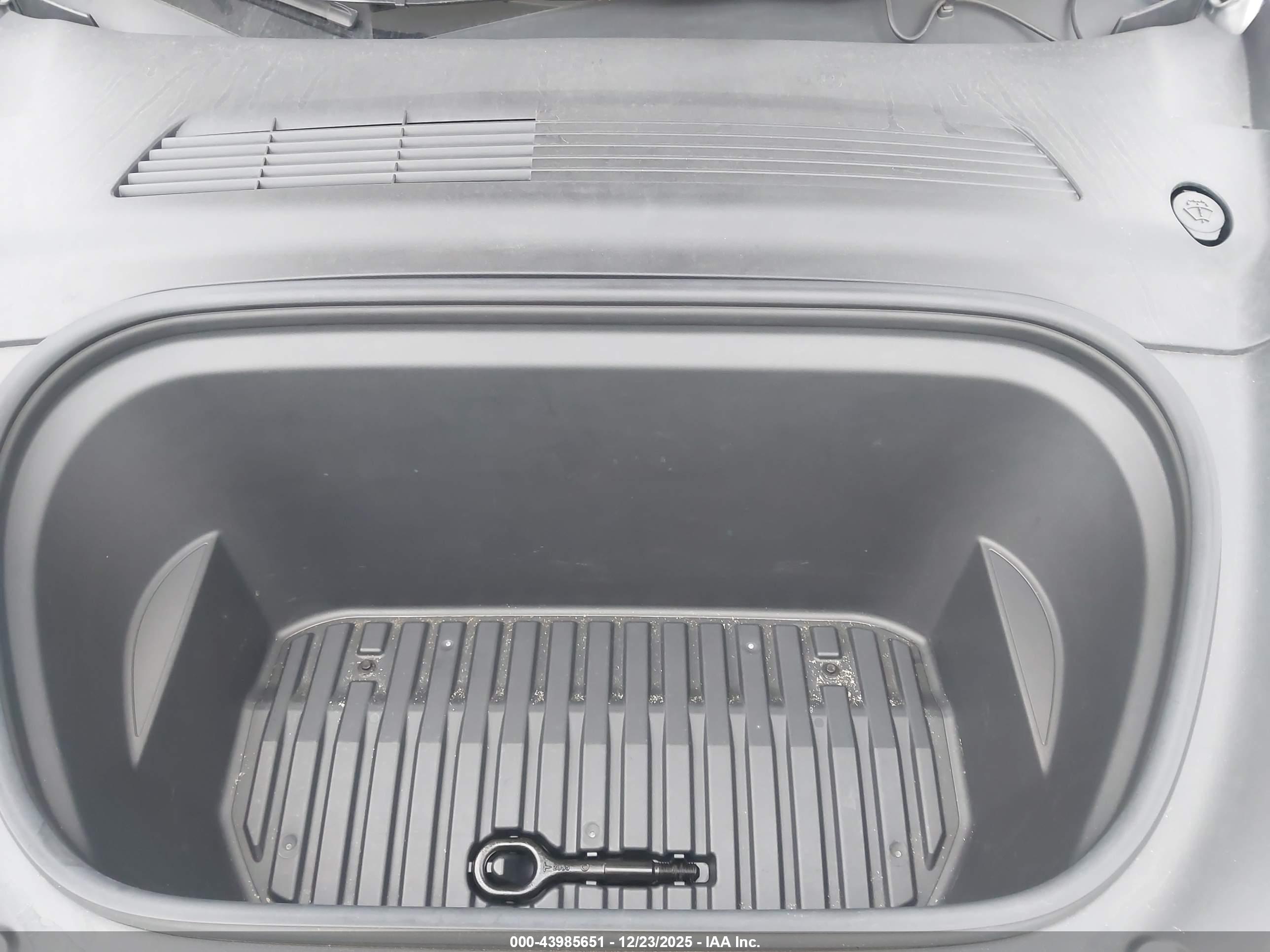 TESLA MODEL image 10