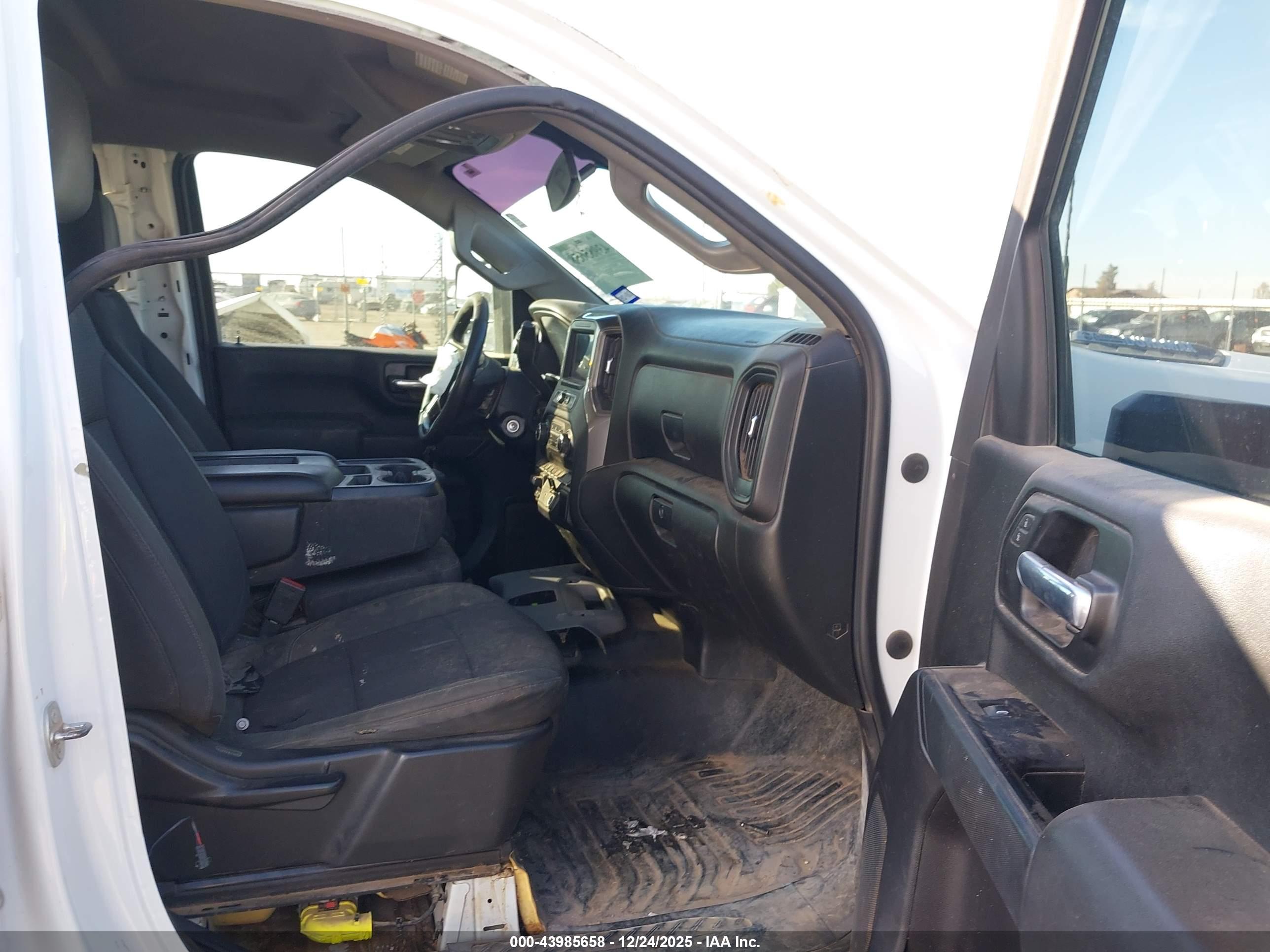 CHEVROLET SILVERADO image 5
