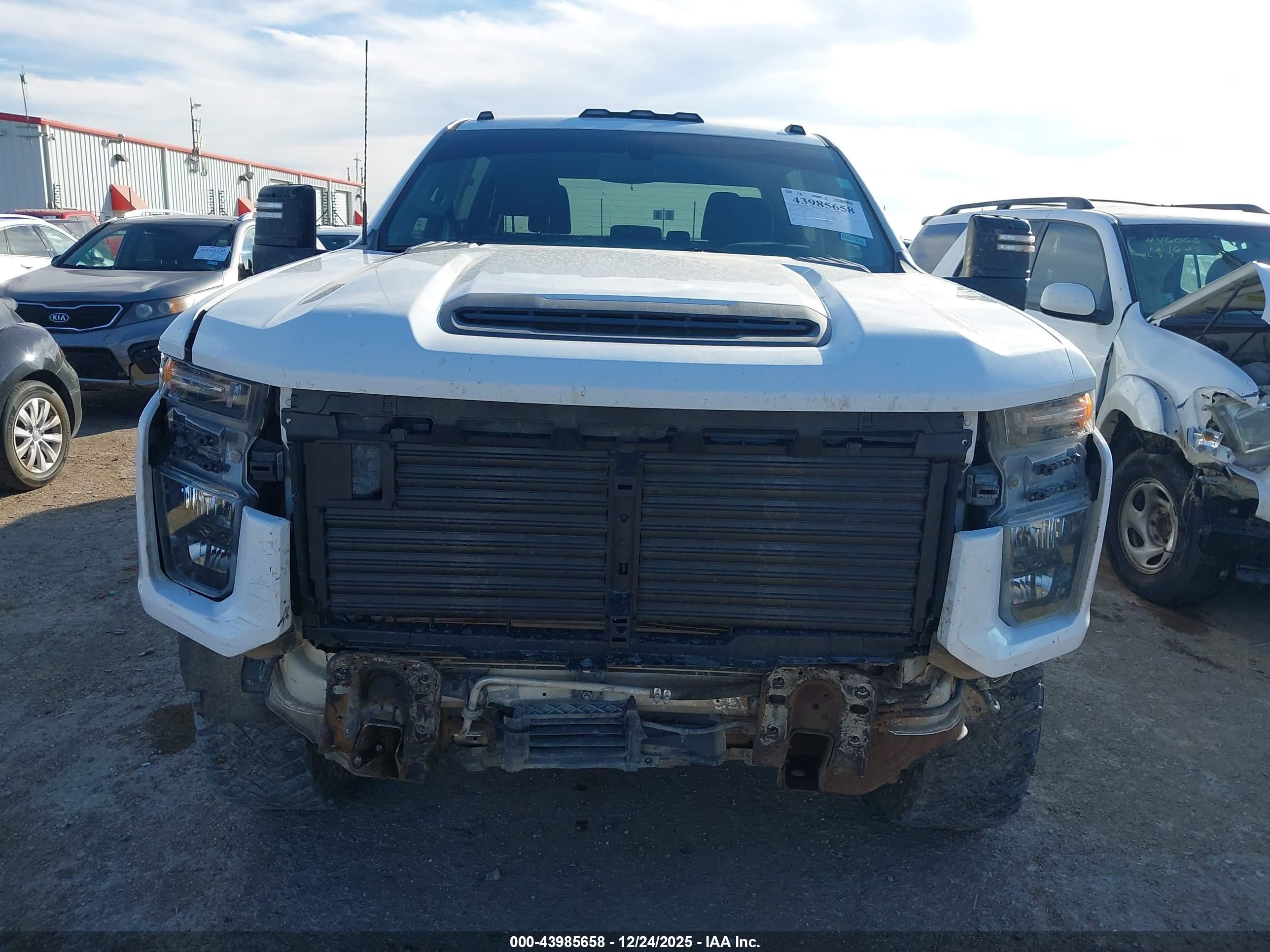 CHEVROLET SILVERADO image 6