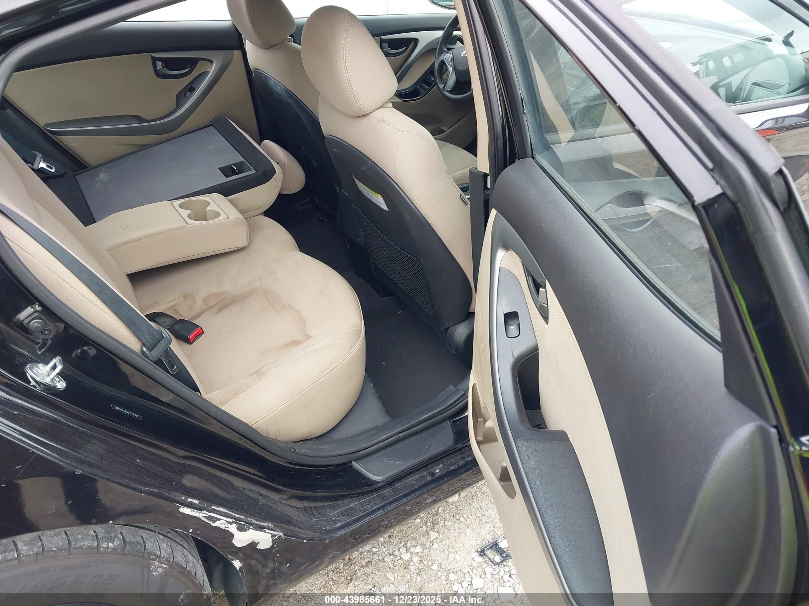 HYUNDAI ELANTRA image 8