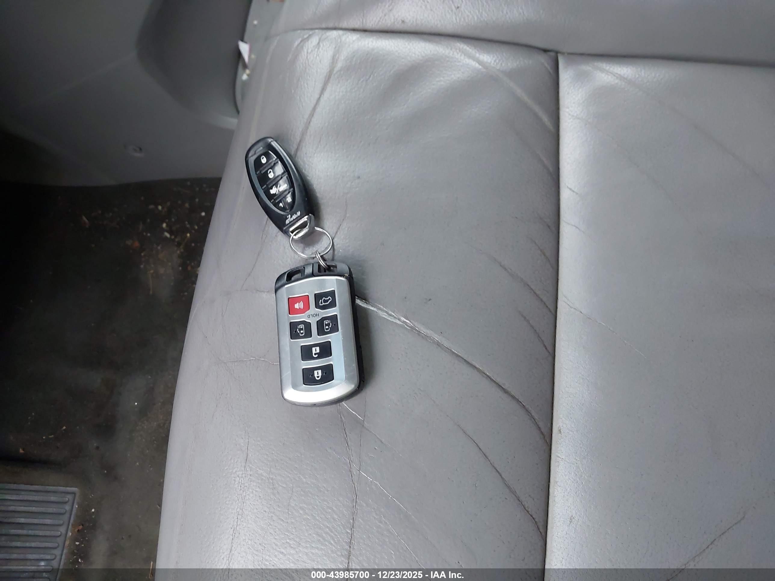TOYOTA SIENNA image 11