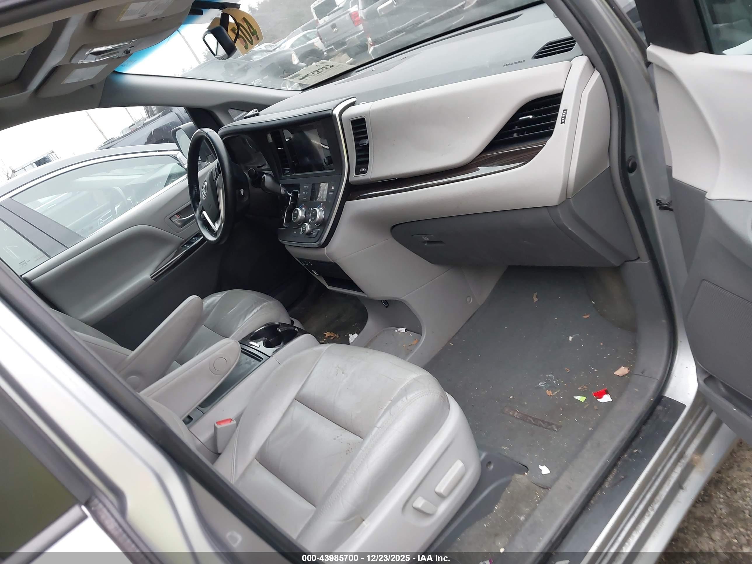TOYOTA SIENNA image 5