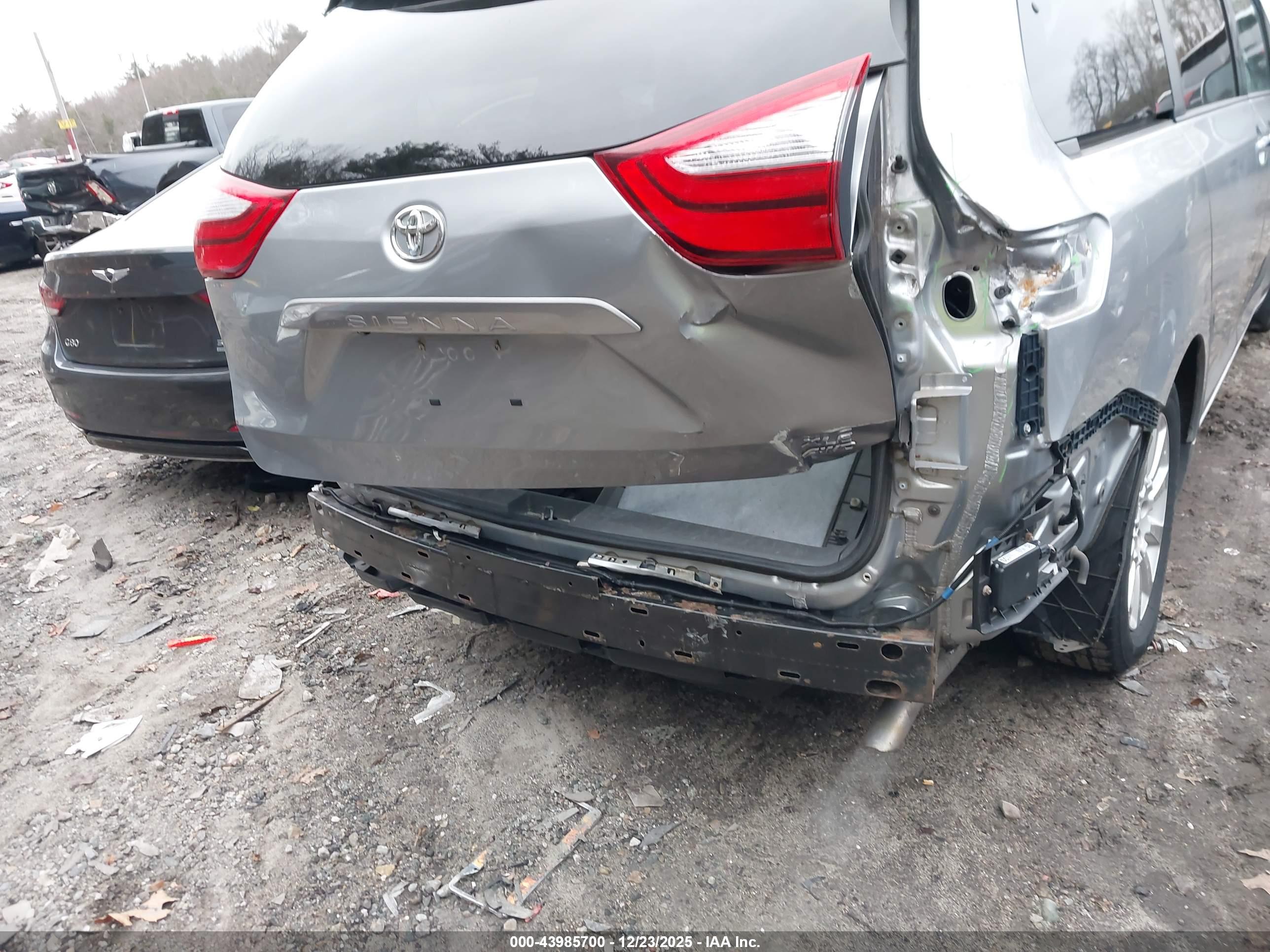 TOYOTA SIENNA image 6