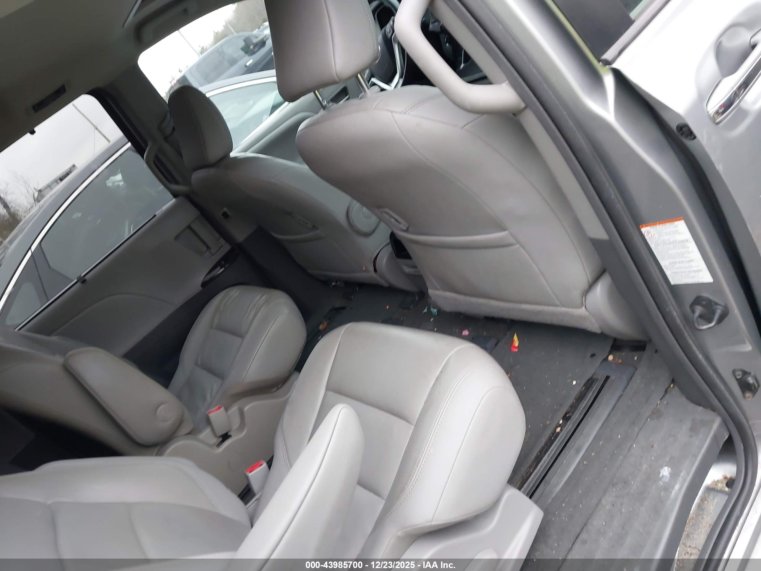 TOYOTA SIENNA image 8
