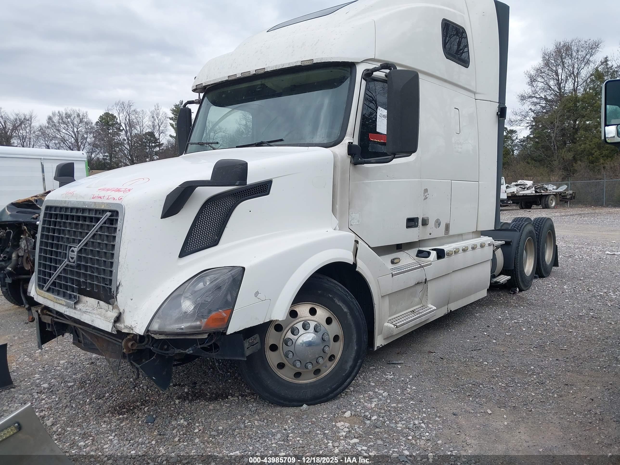VOLVO VN image 2