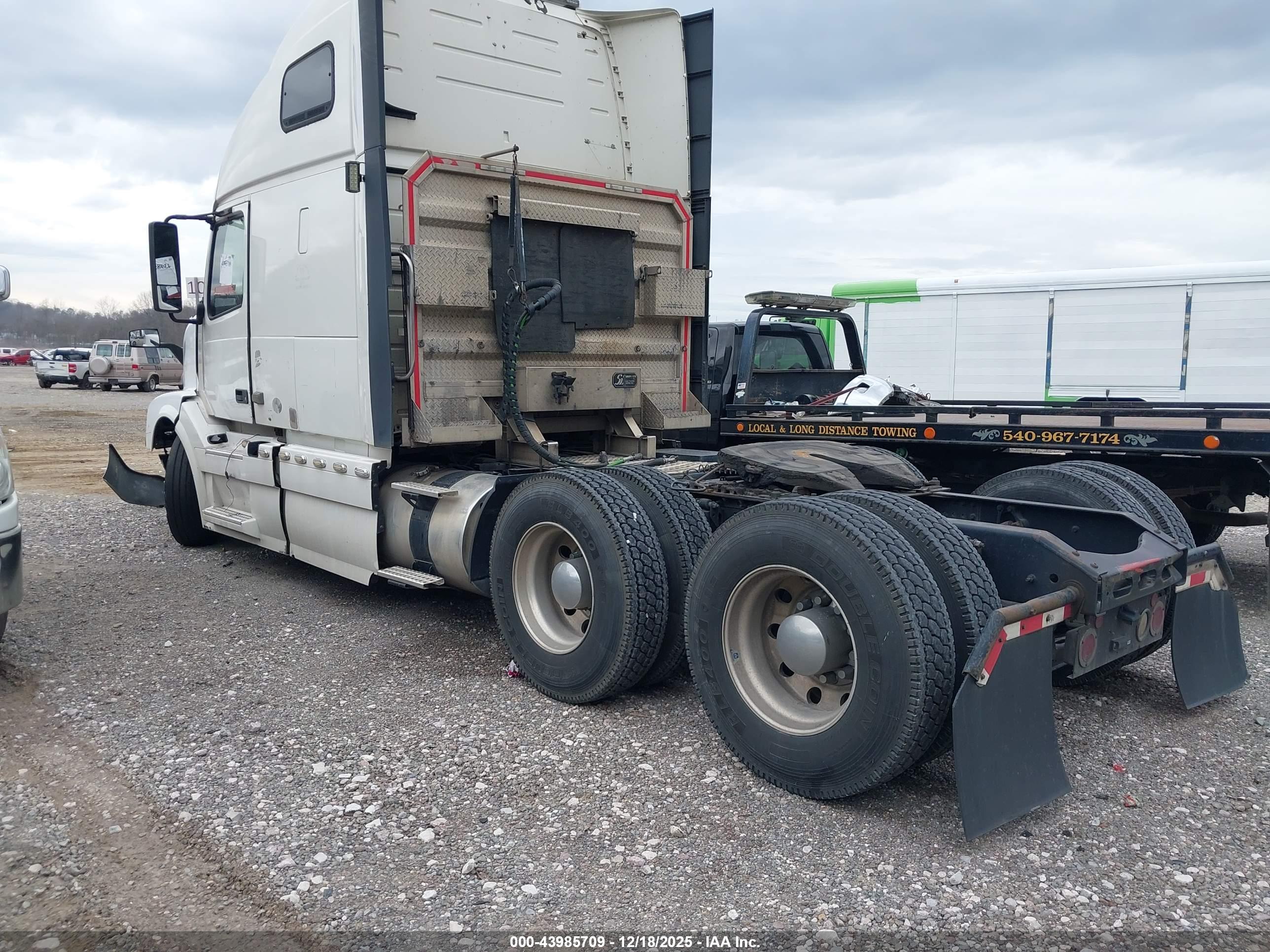 VOLVO VN image 3