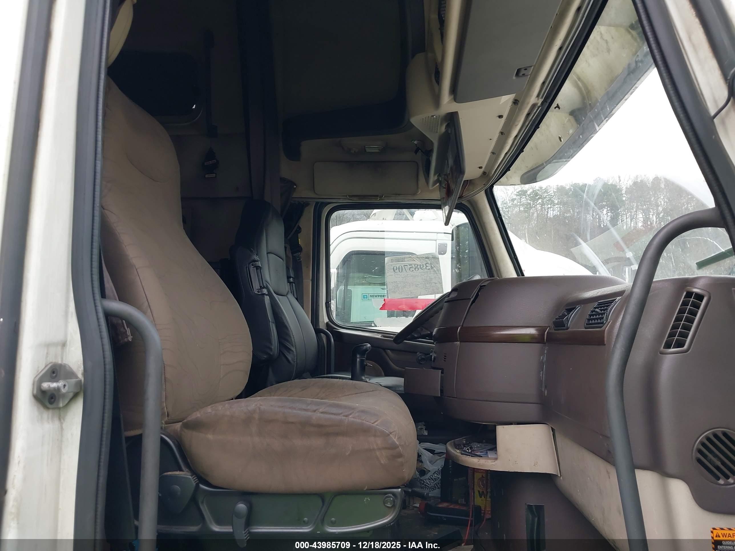 VOLVO VN image 7