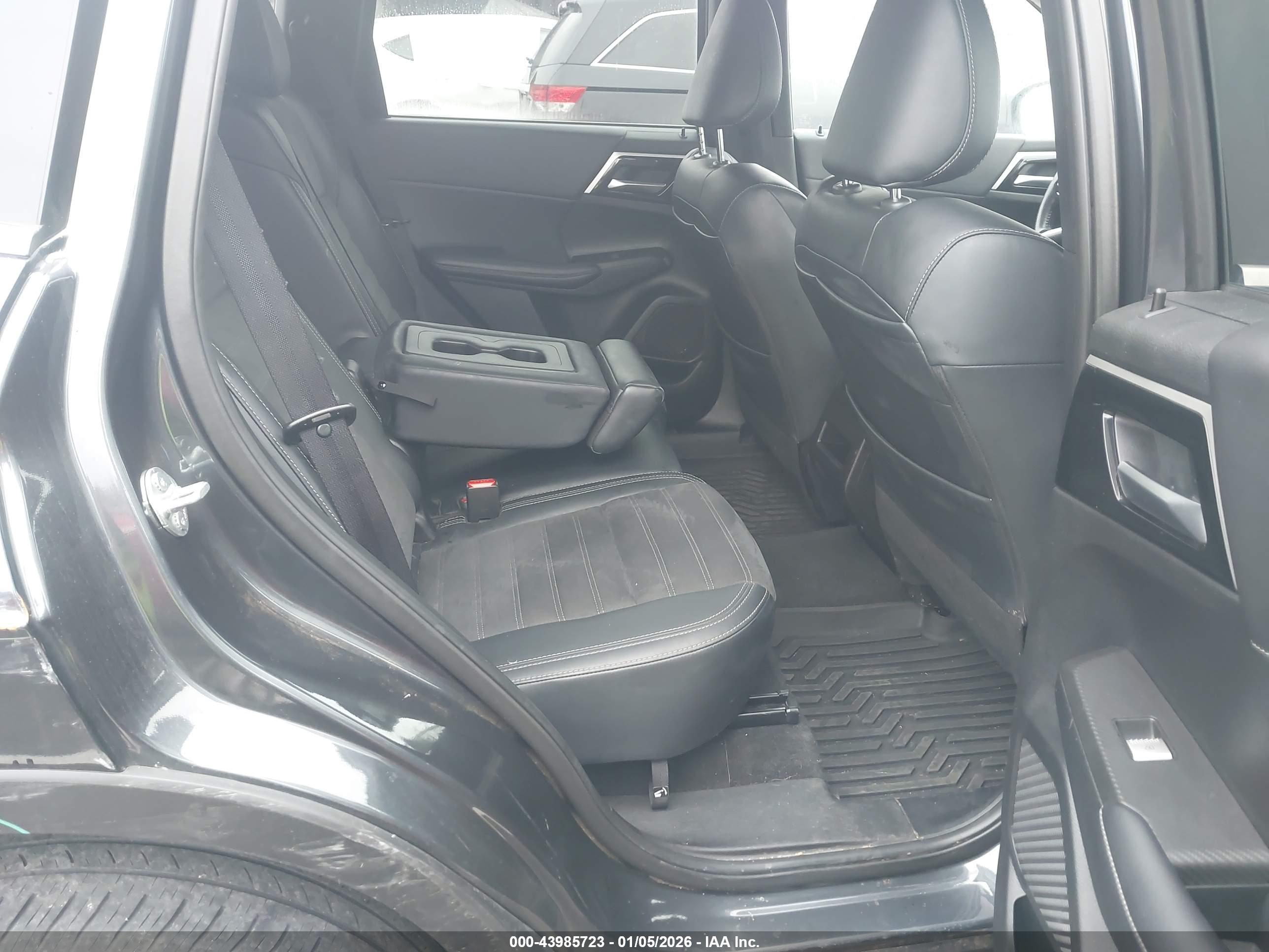 MITSUBISHI OUTLANDER image 8