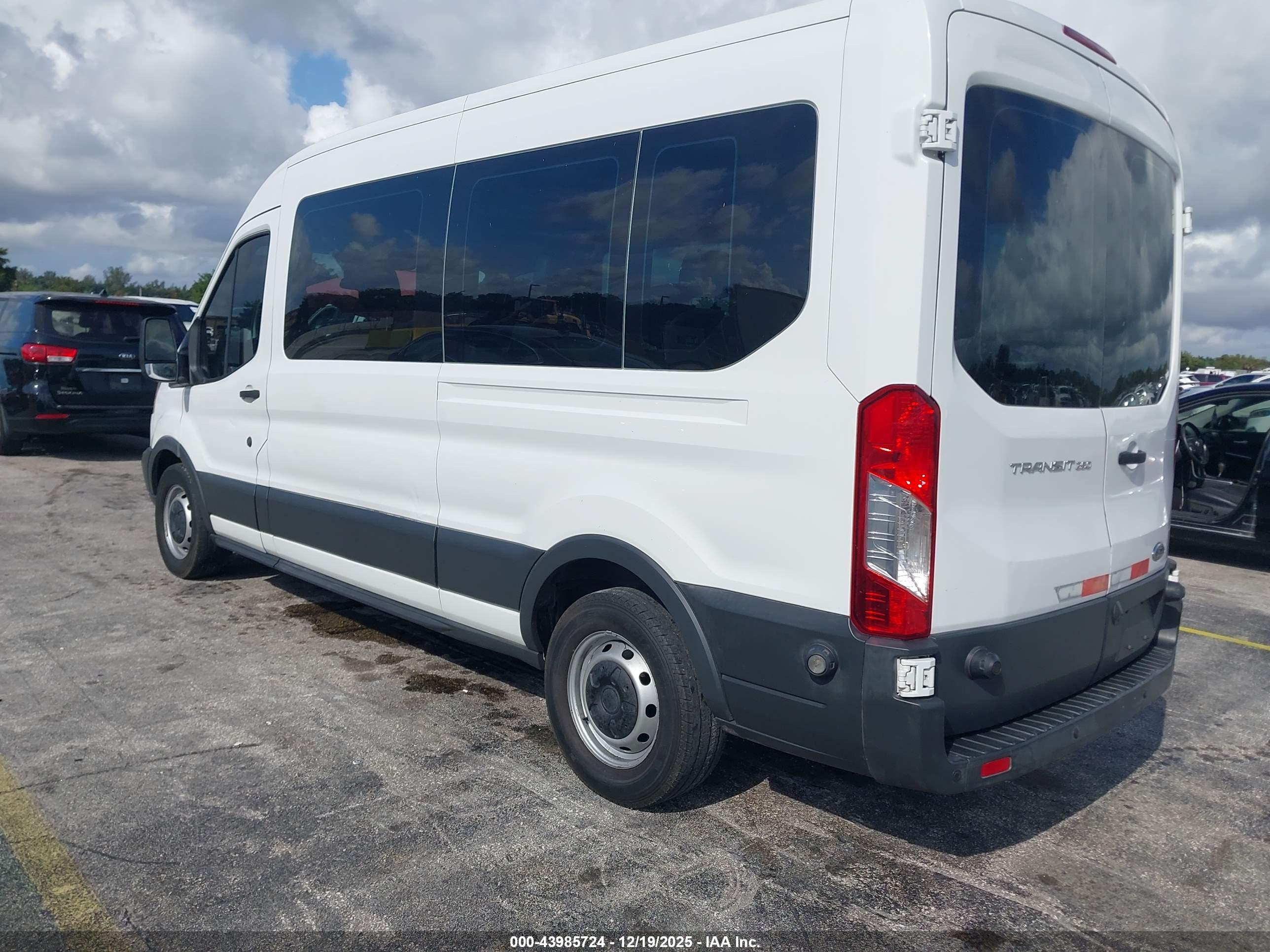 FORD TRANSIT-350 image 3