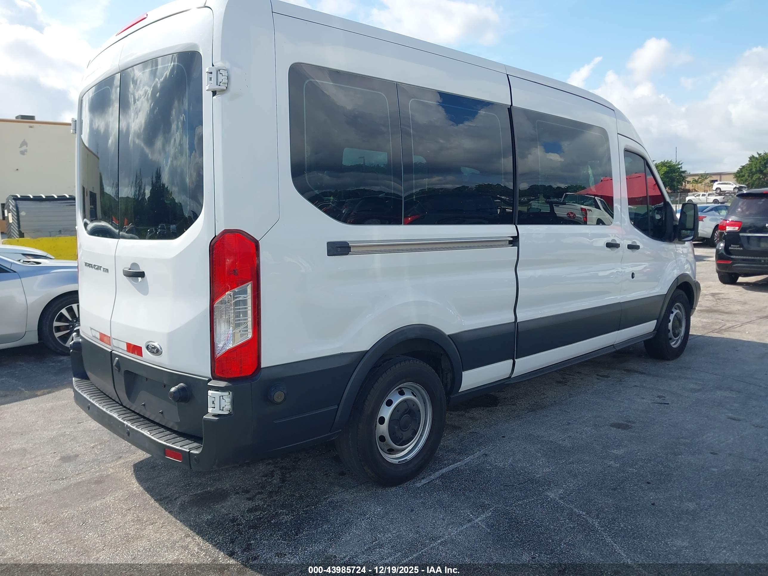 FORD TRANSIT-350 image 4
