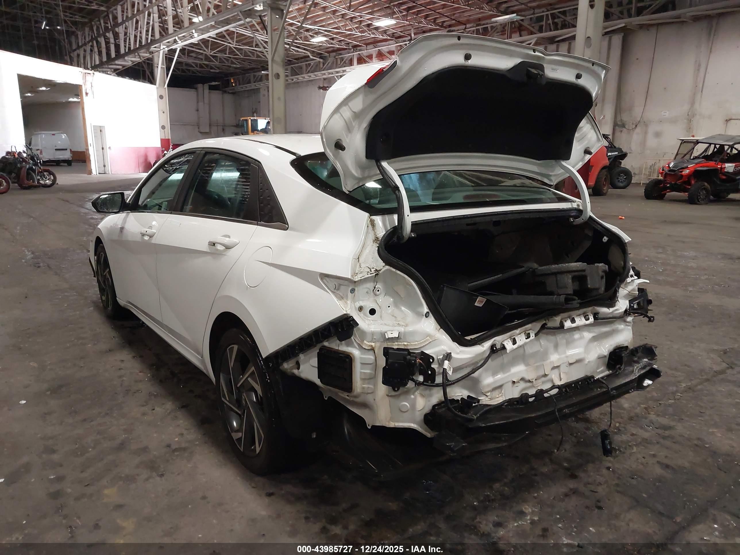 HYUNDAI ELANTRA image 3
