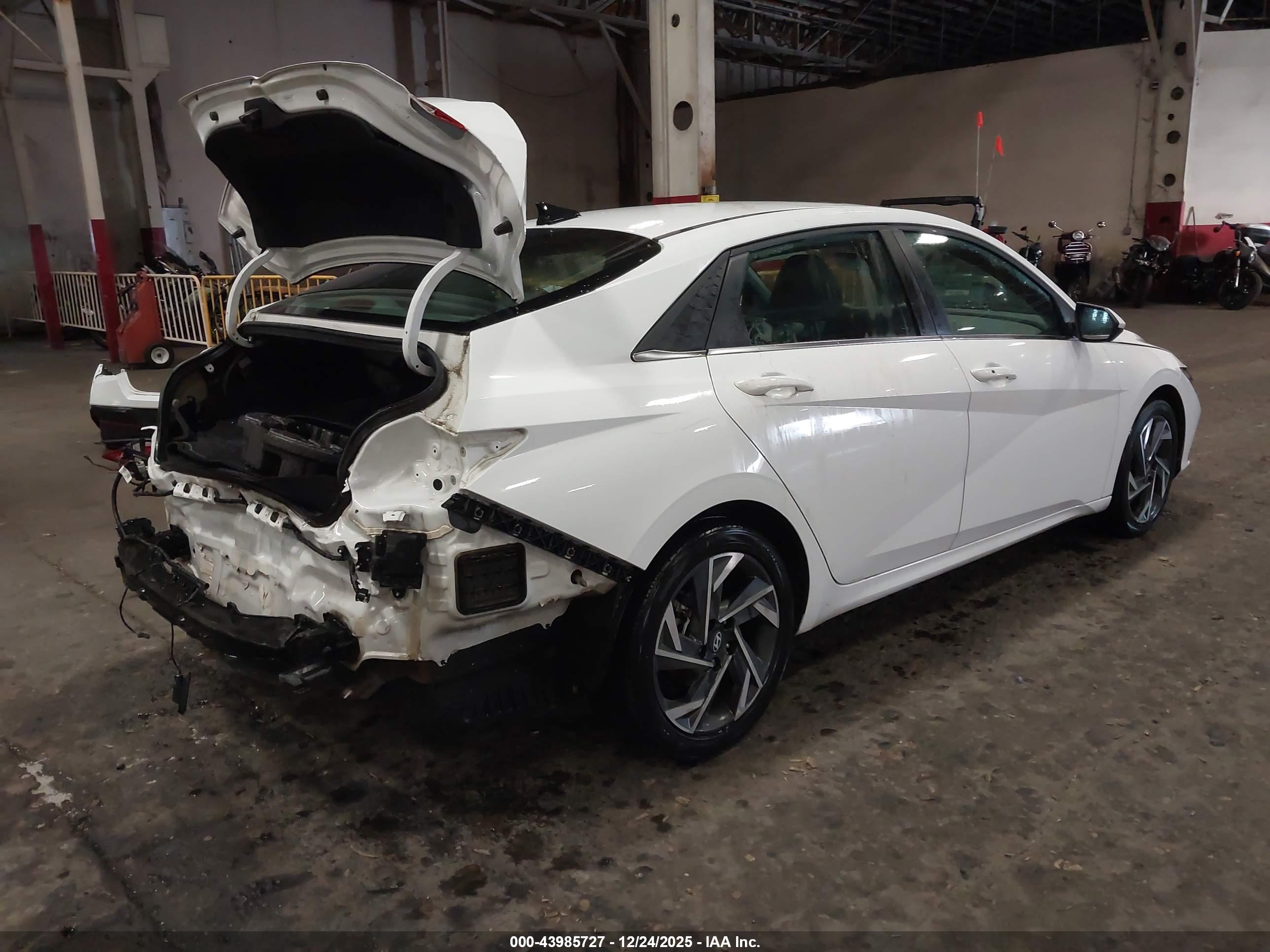 HYUNDAI ELANTRA image 4