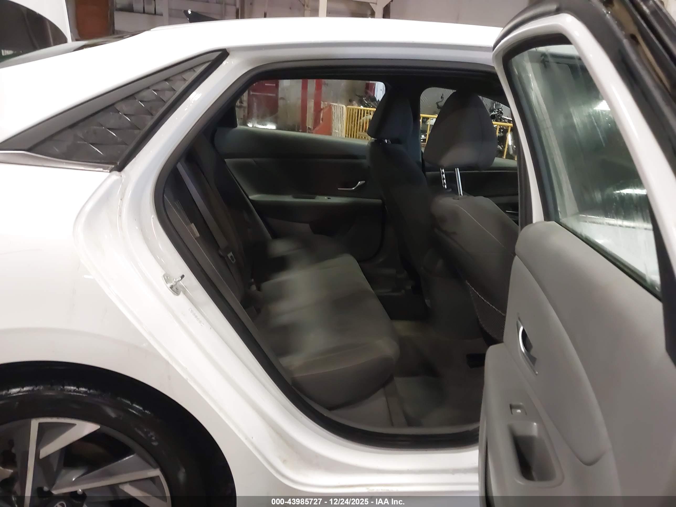 HYUNDAI ELANTRA image 8