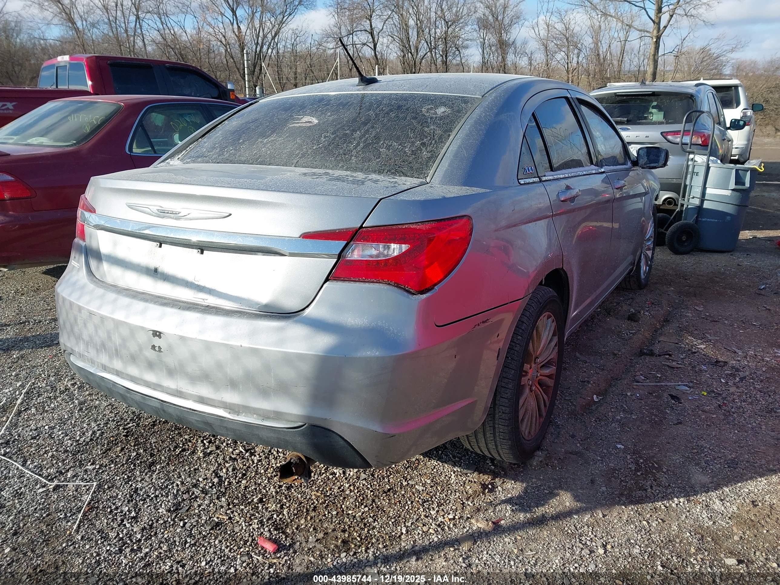CHRYSLER 200 image 4