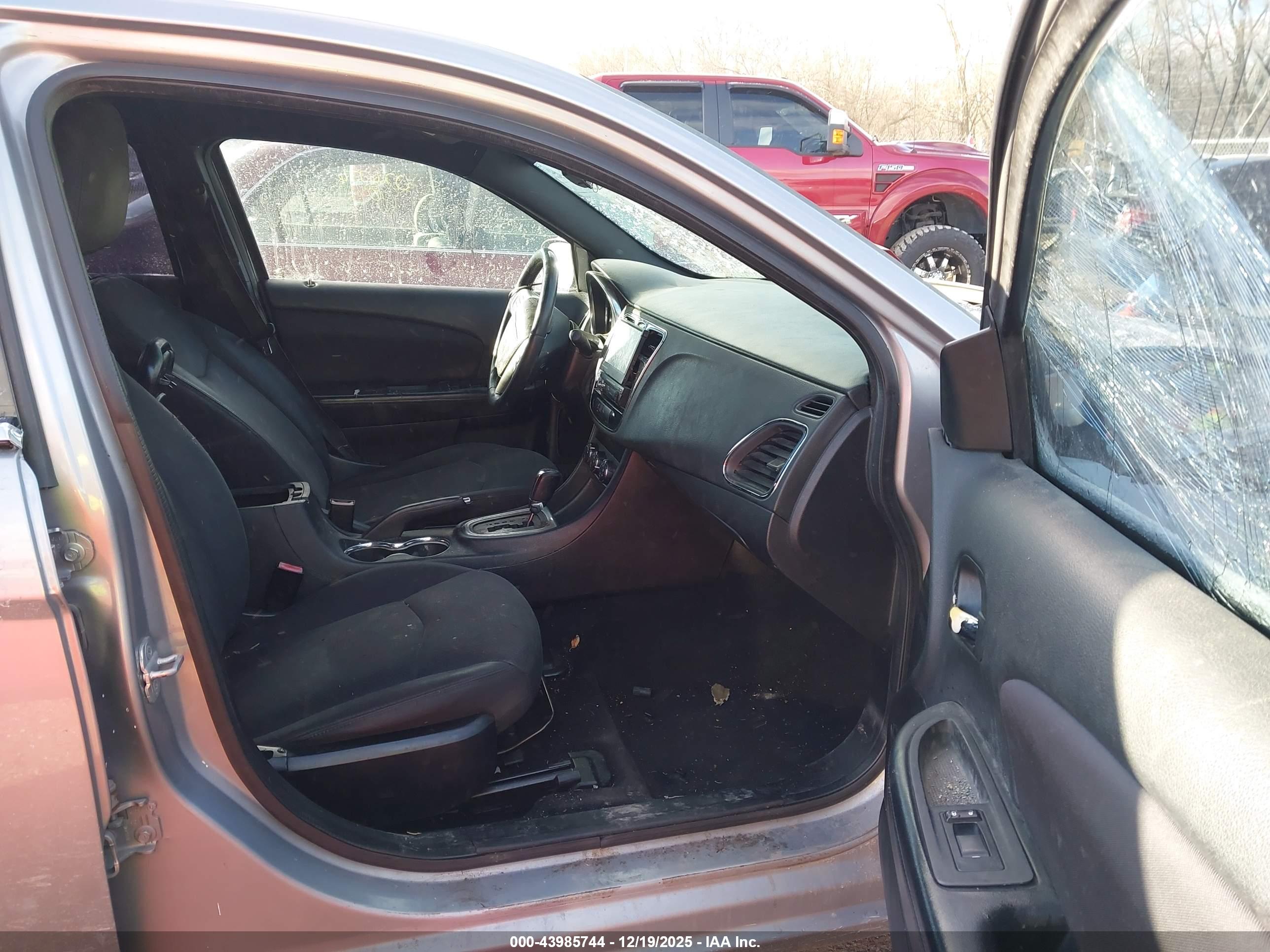 CHRYSLER 200 image 5
