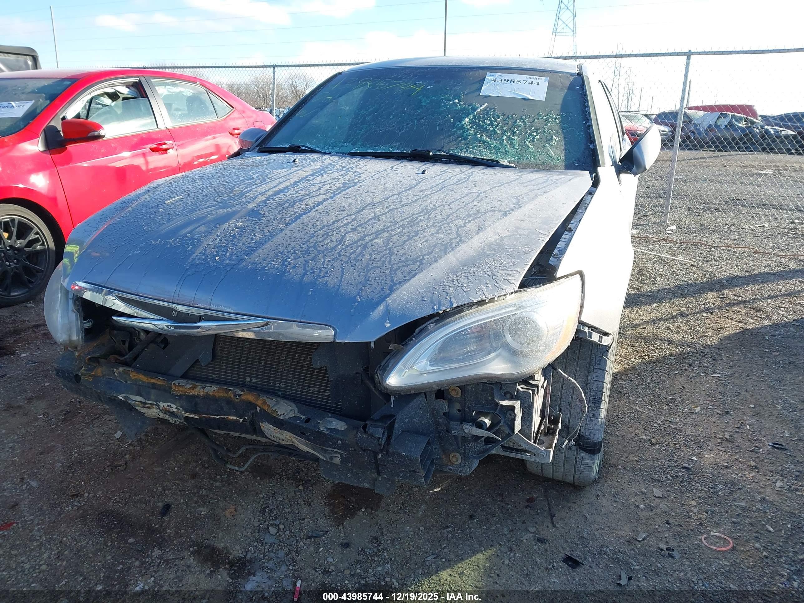CHRYSLER 200 image 6