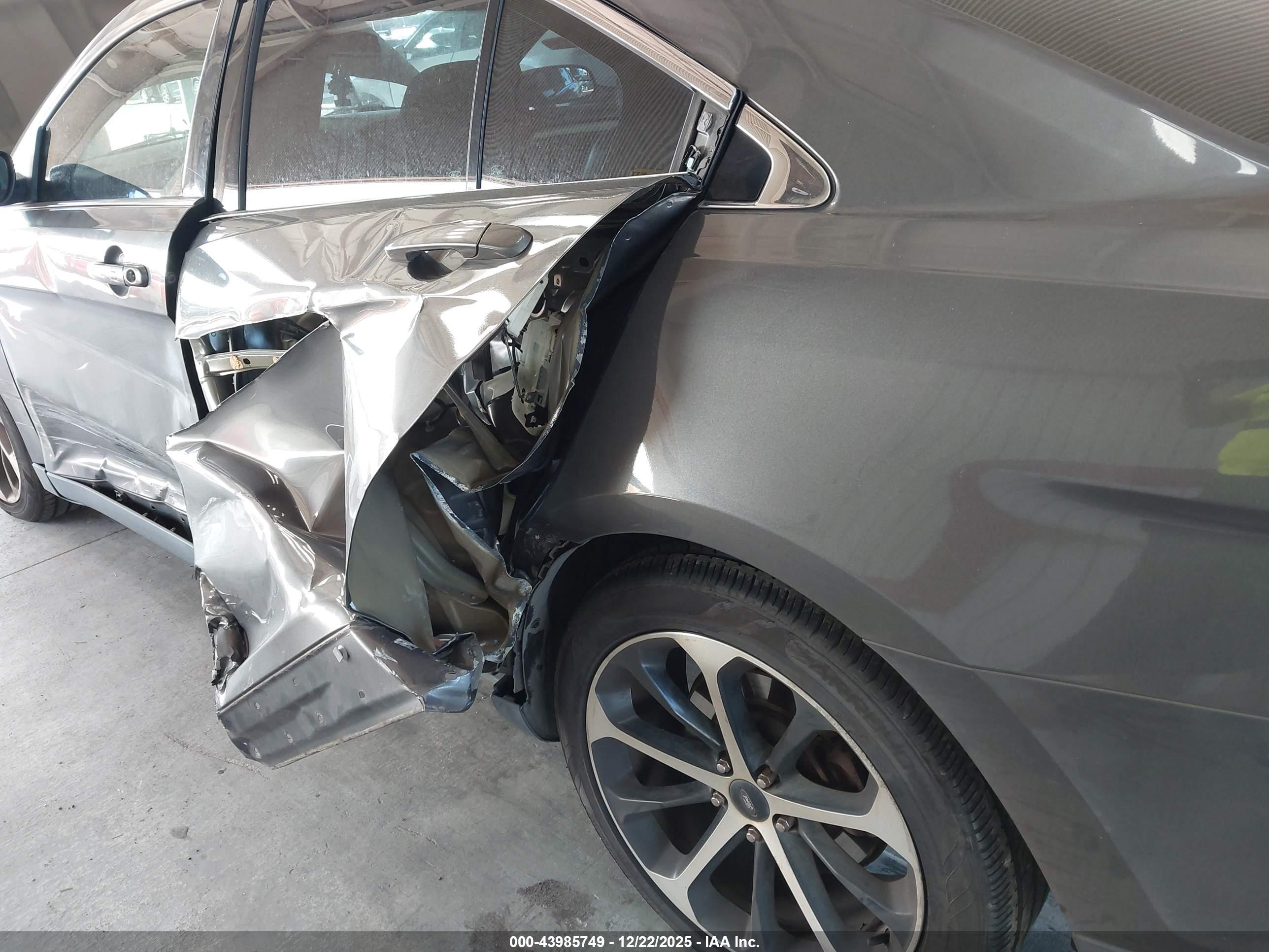 FORD TAURUS image 6