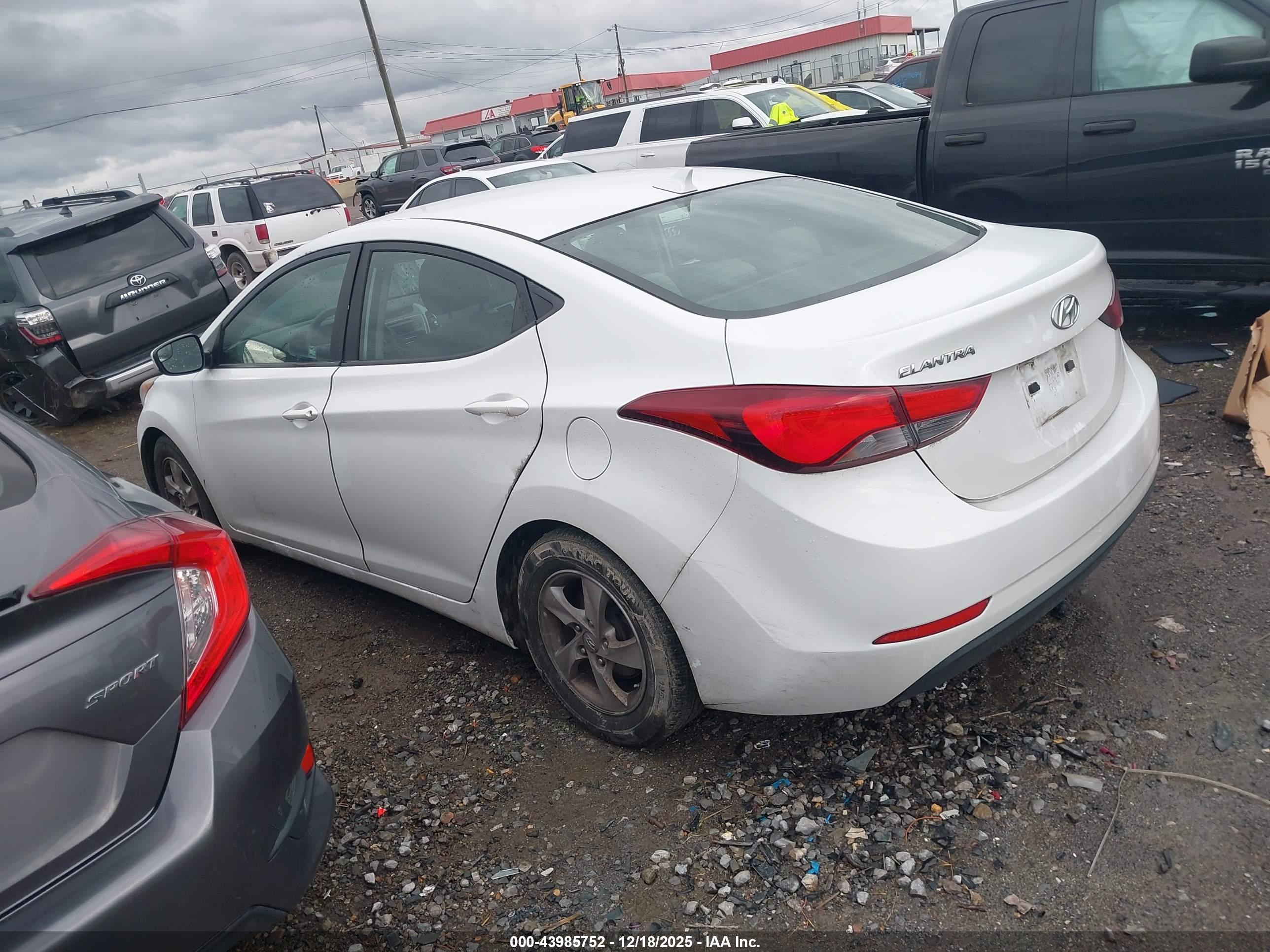 HYUNDAI ELANTRA image 3