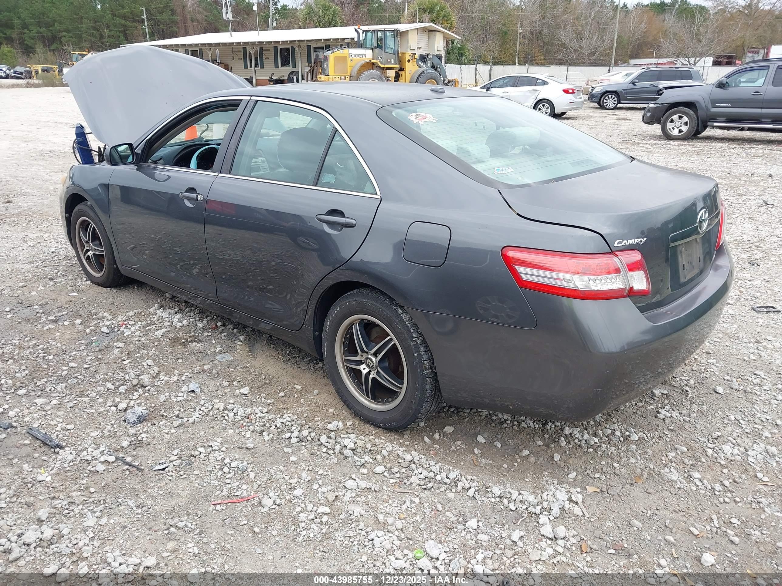 TOYOTA CAMRY image 3