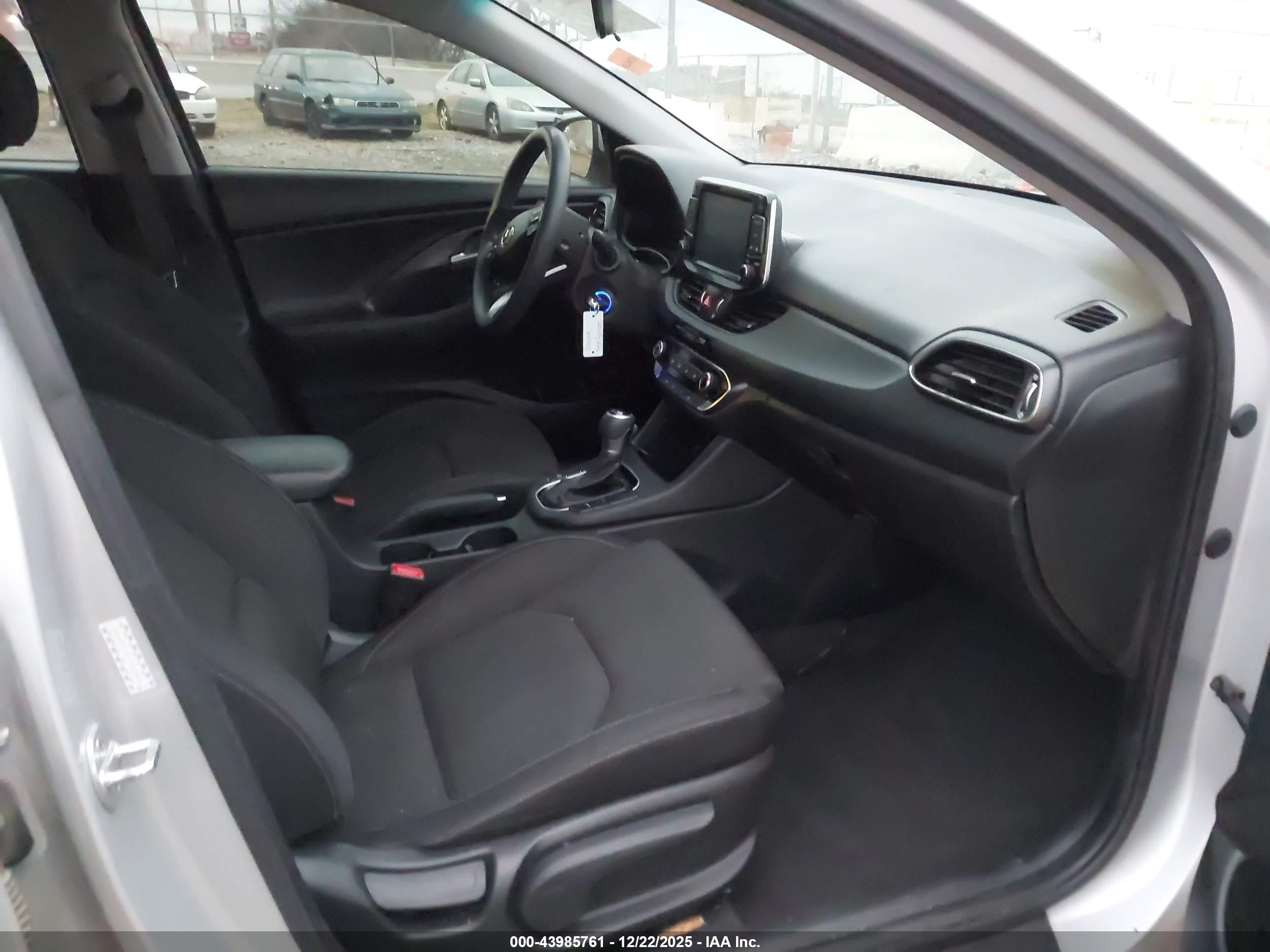 HYUNDAI ELANTRA image 5