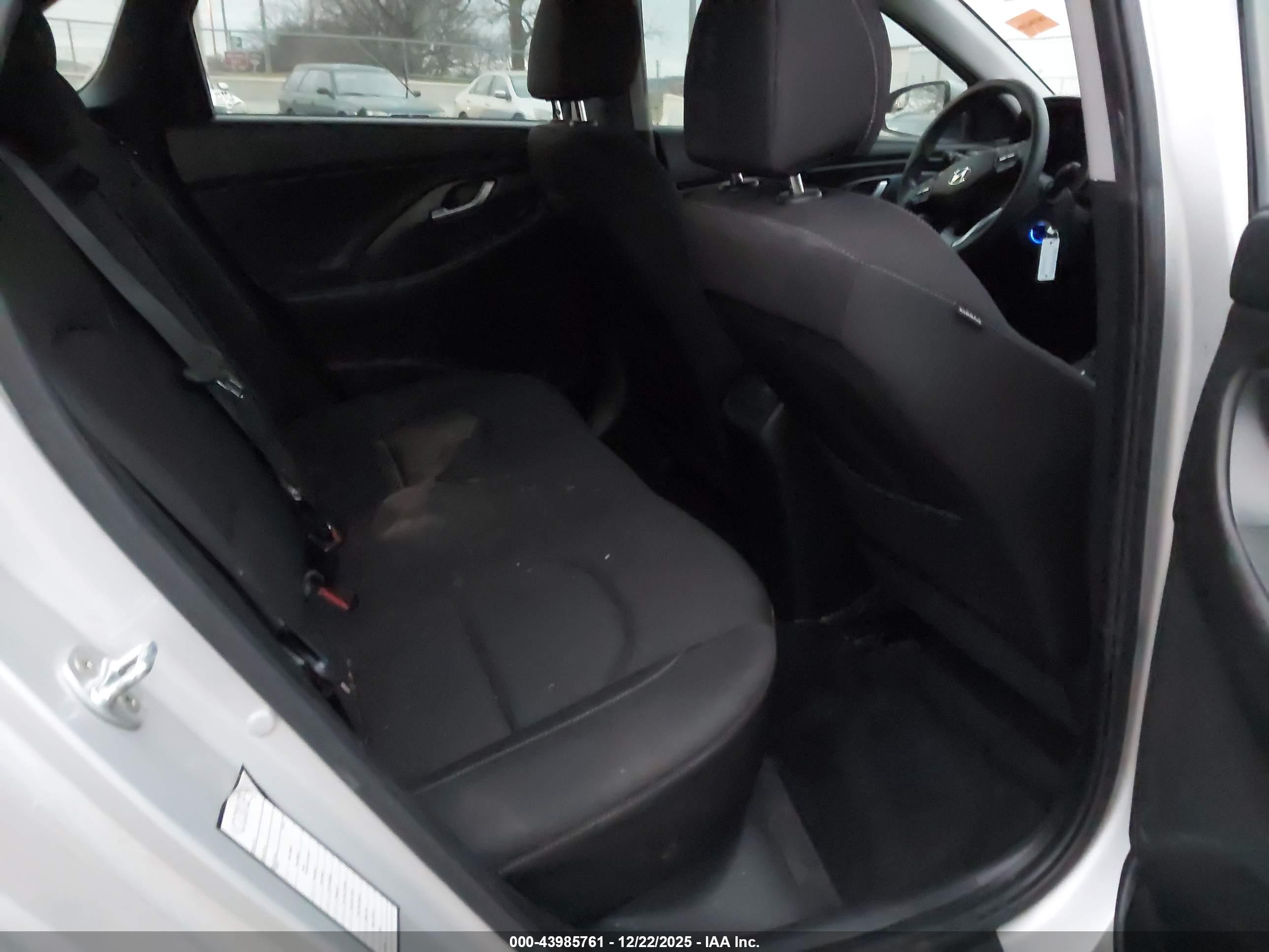 HYUNDAI ELANTRA image 8
