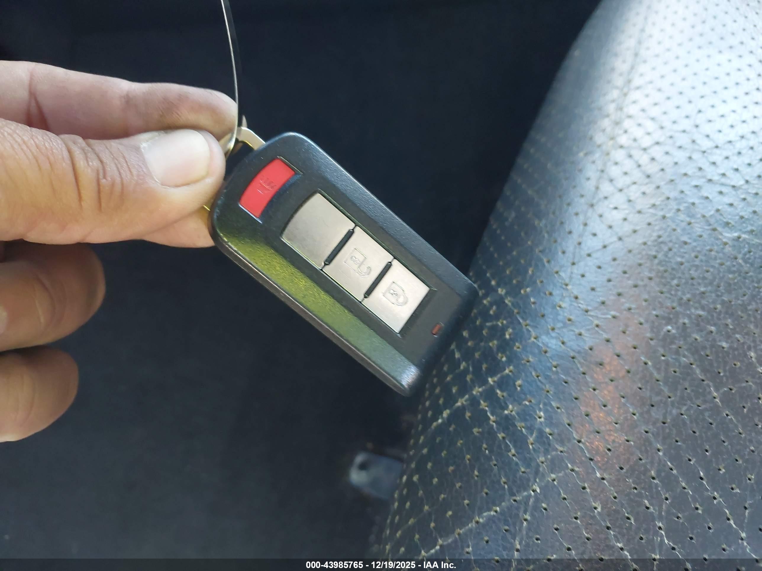MITSUBISHI OUTLANDER image 11