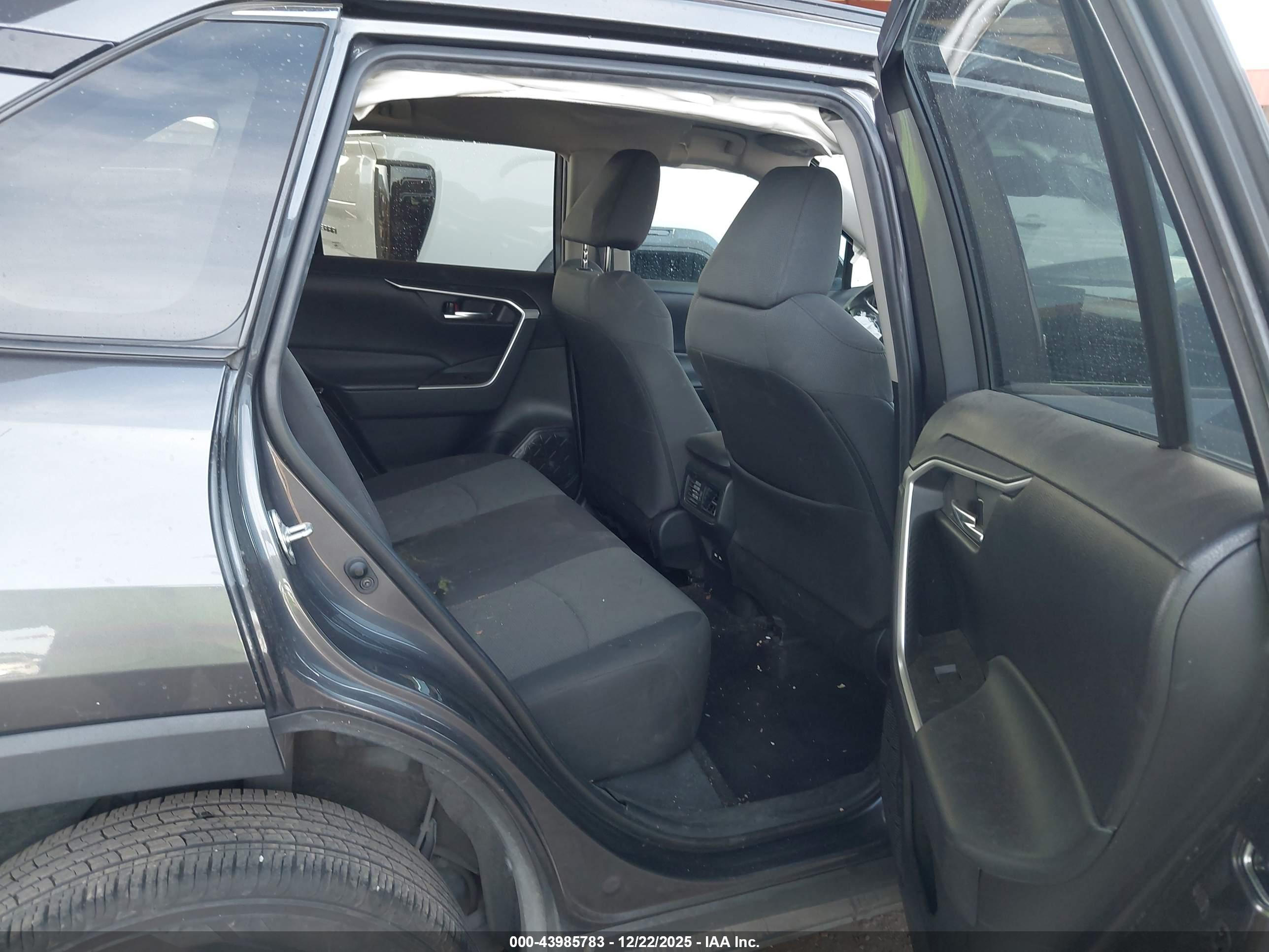 TOYOTA RAV4 image 8