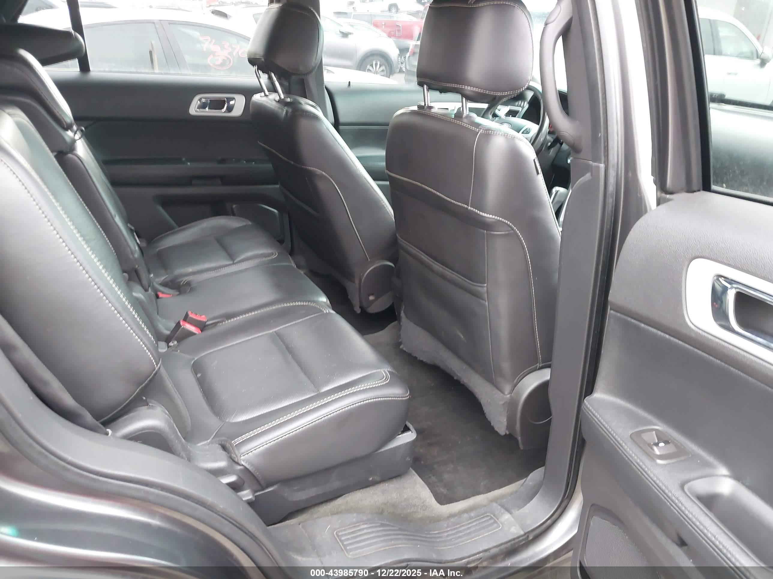 FORD EXPLORER image 8