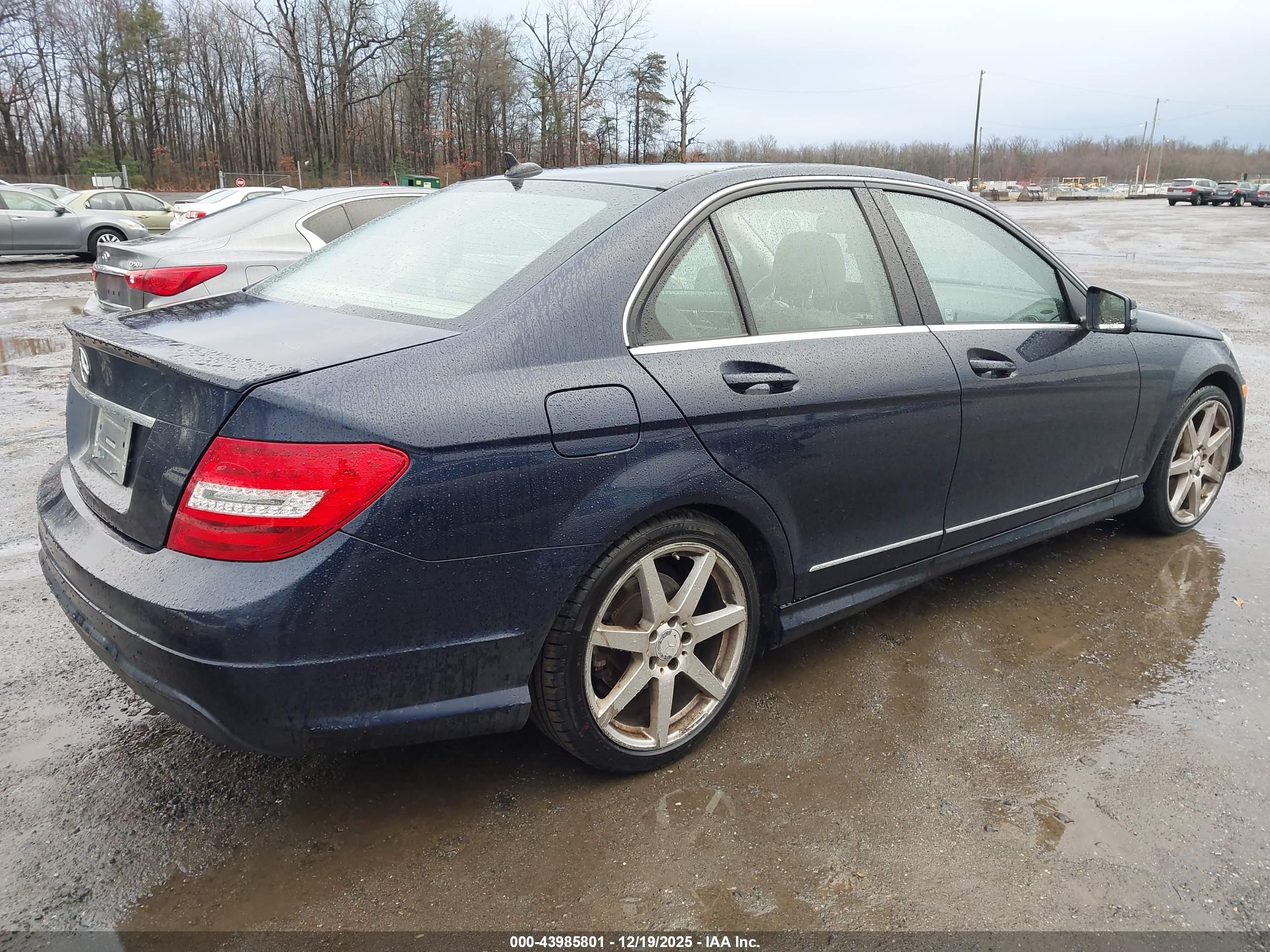 MERCEDES-BENZ C-CLASS image 4