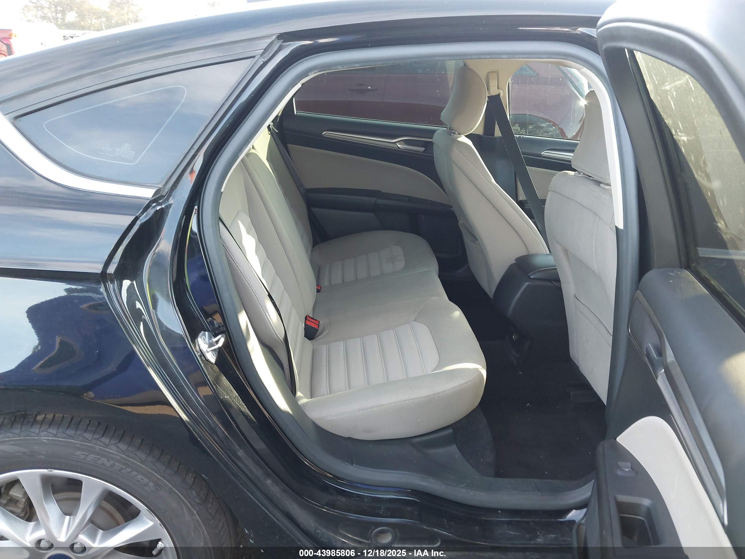 FORD FUSION image 8