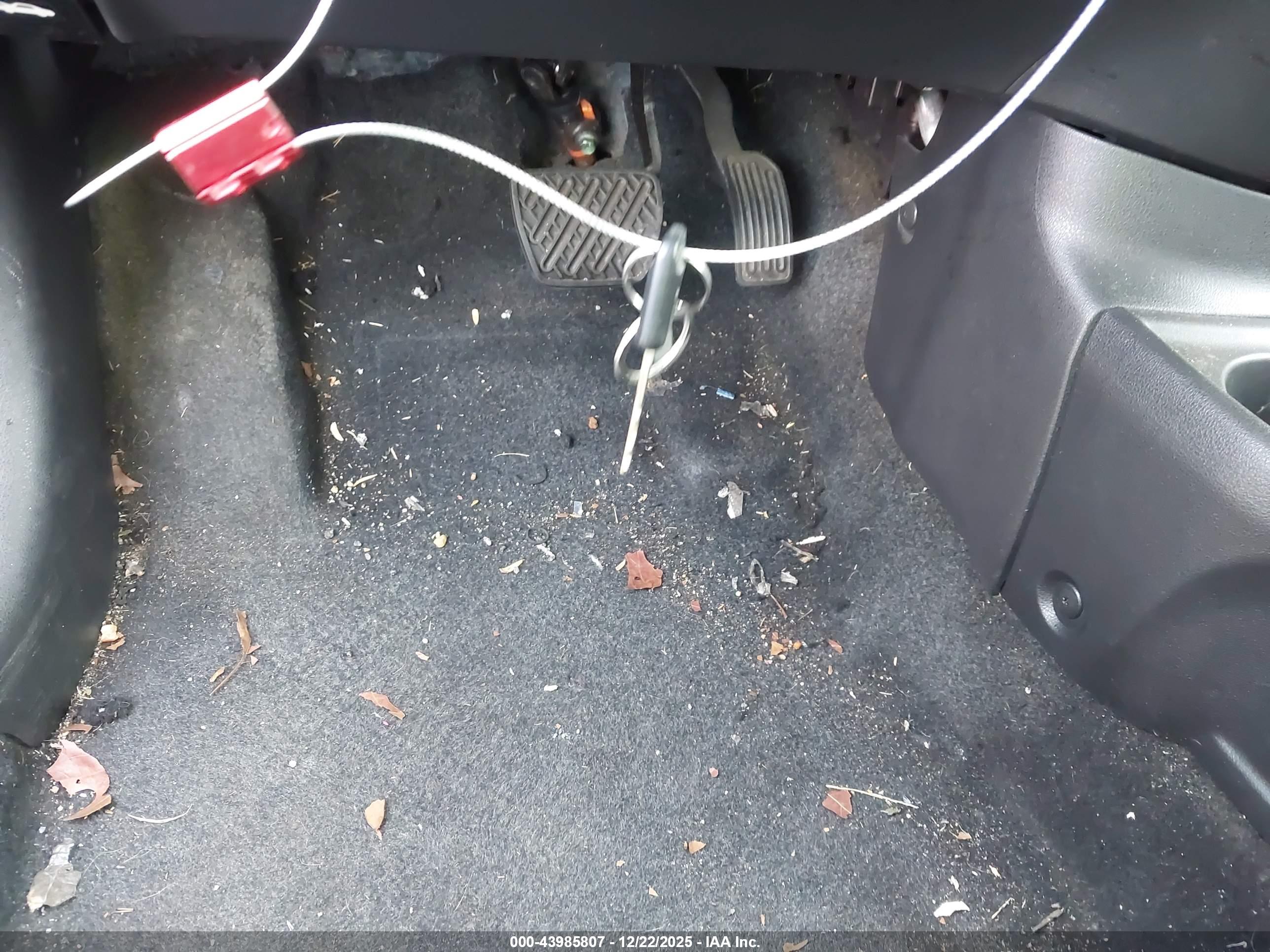 NISSAN VERSA image 11