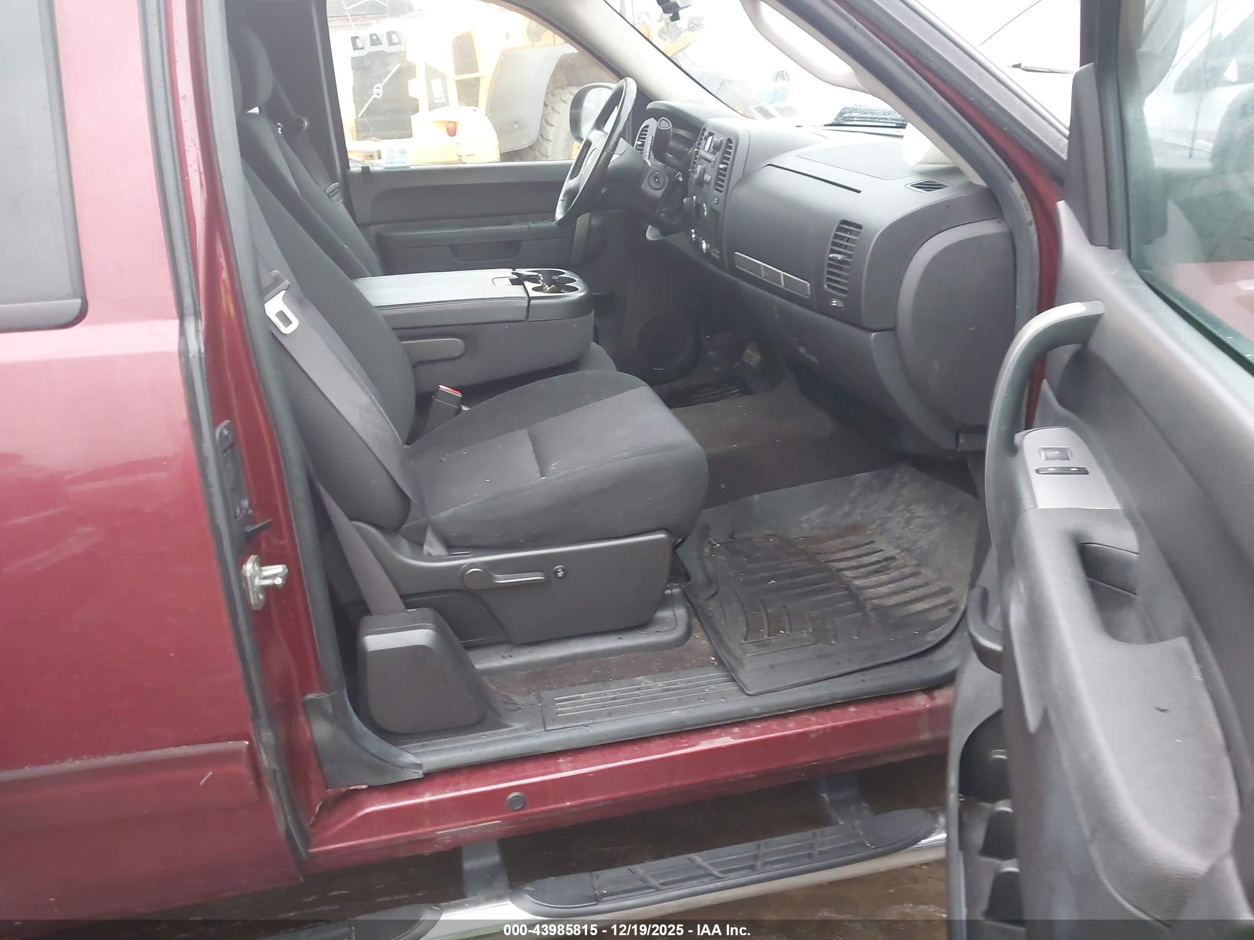 CHEVROLET SILVERADO image 5