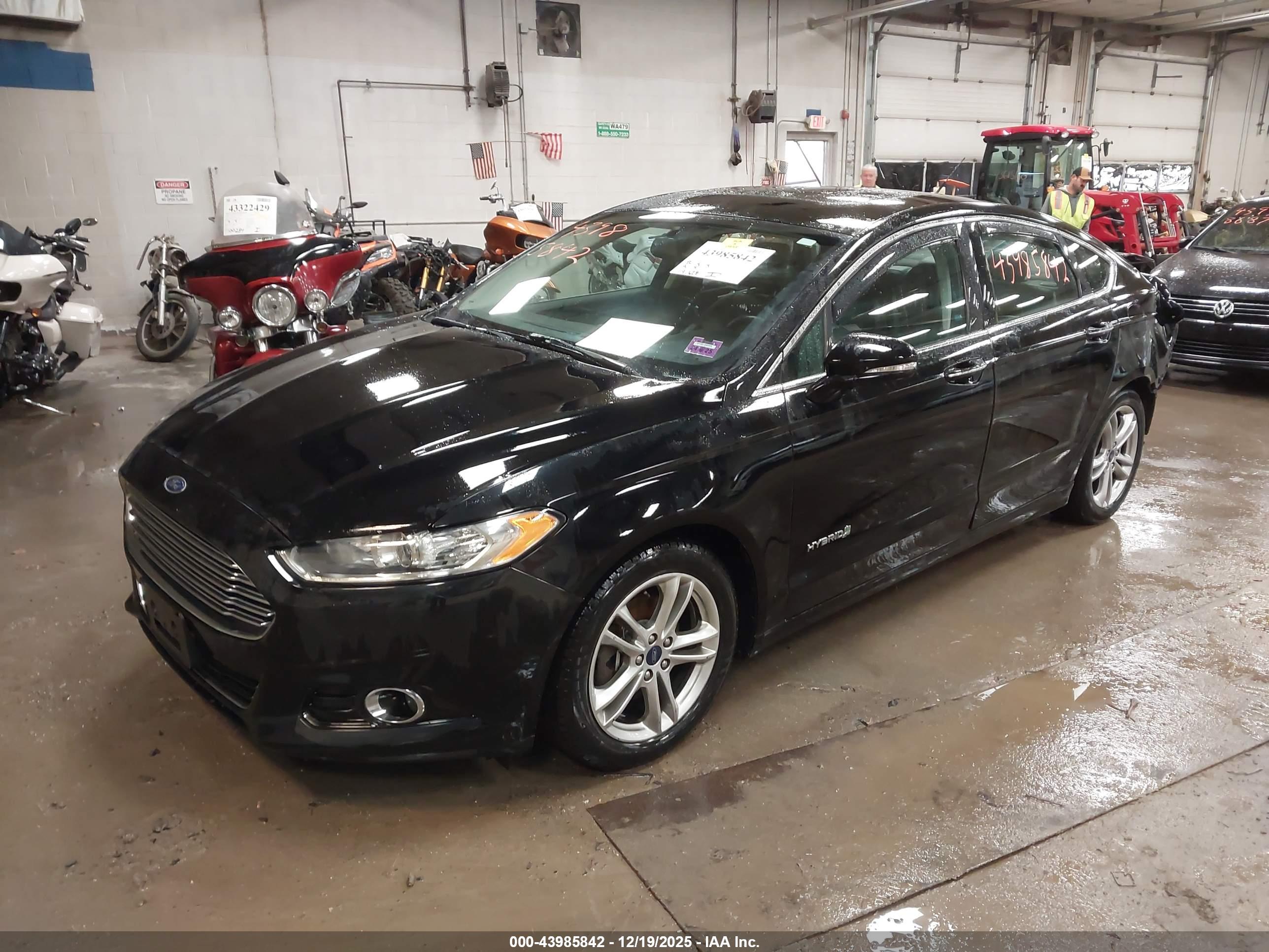 FORD FUSION image 2