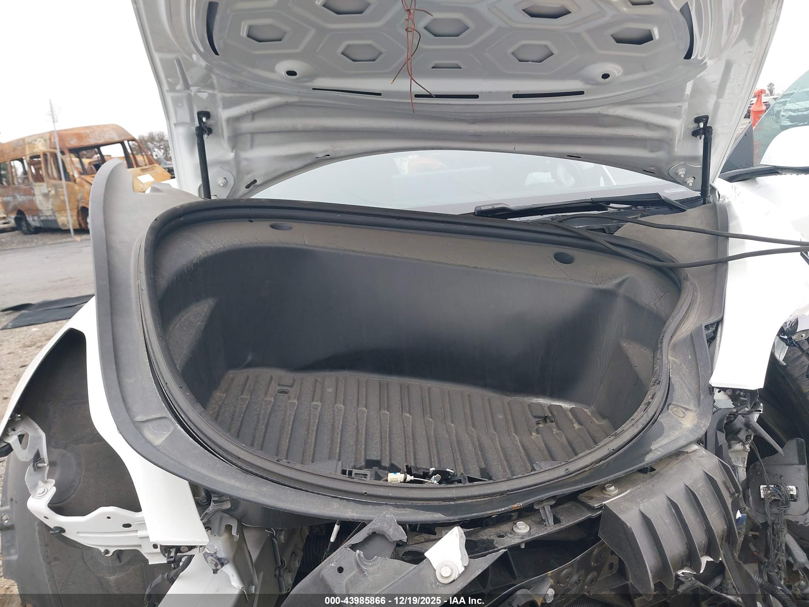 TESLA MODEL image 10