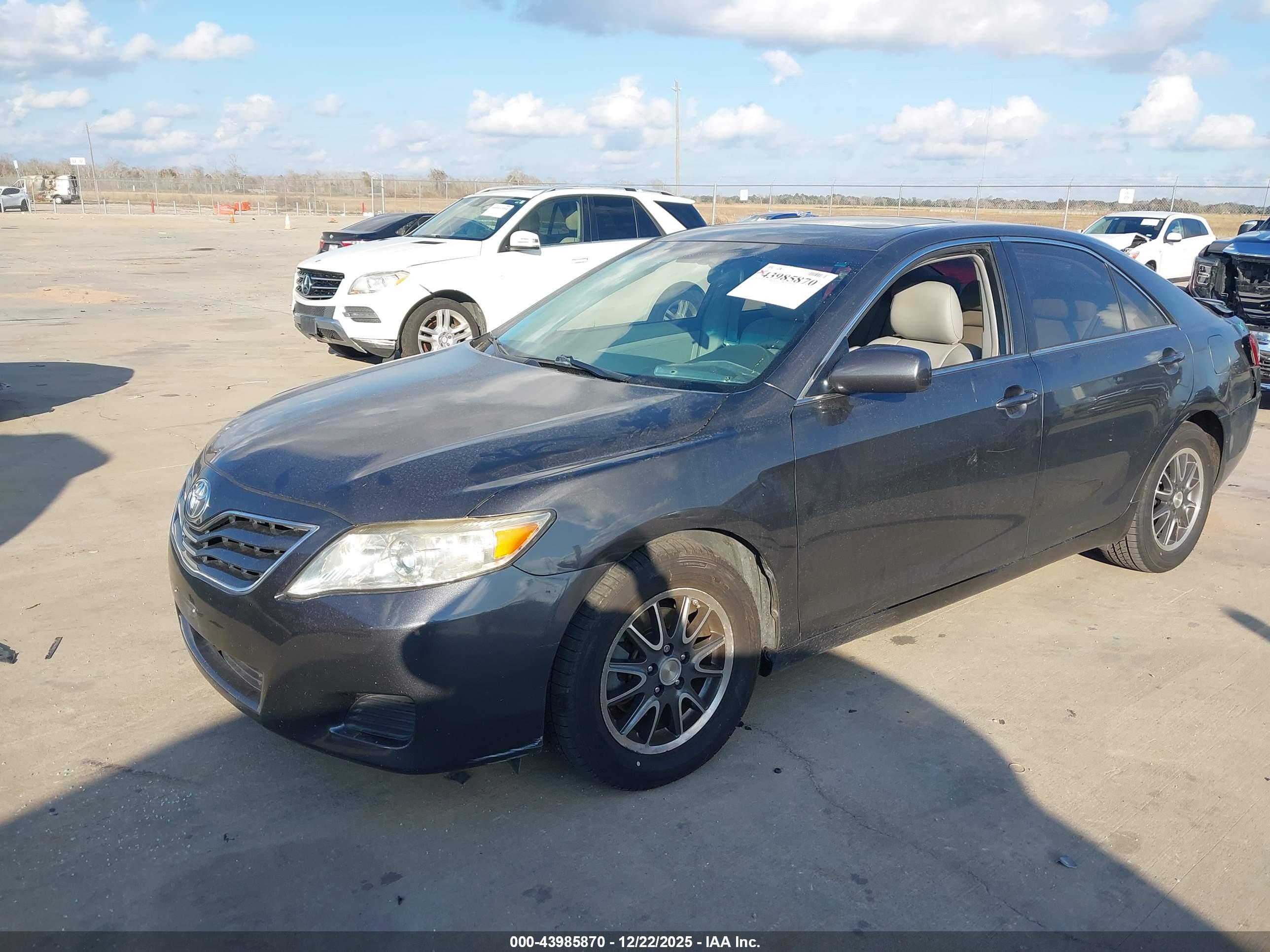 TOYOTA CAMRY image 2