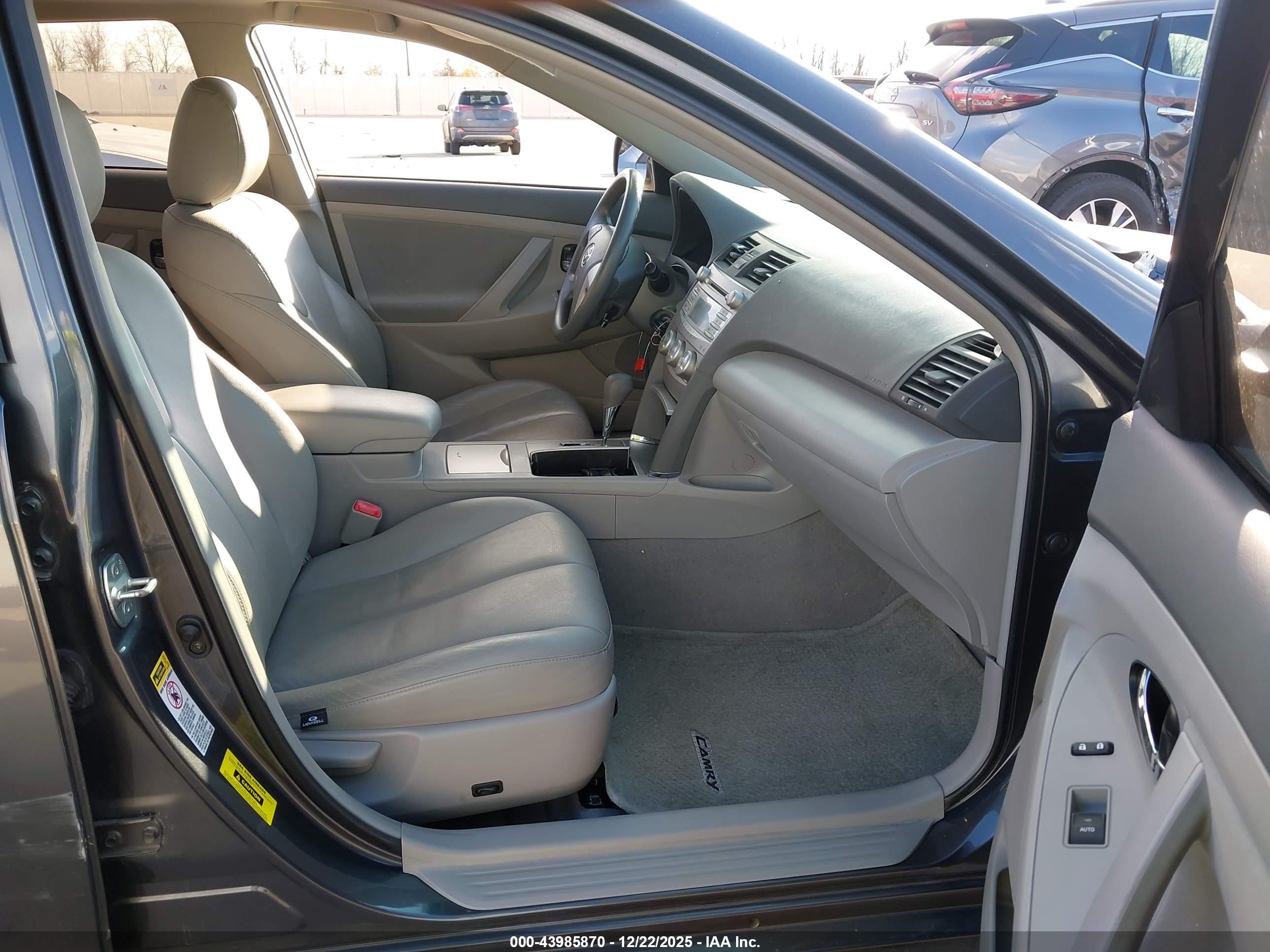 TOYOTA CAMRY image 5