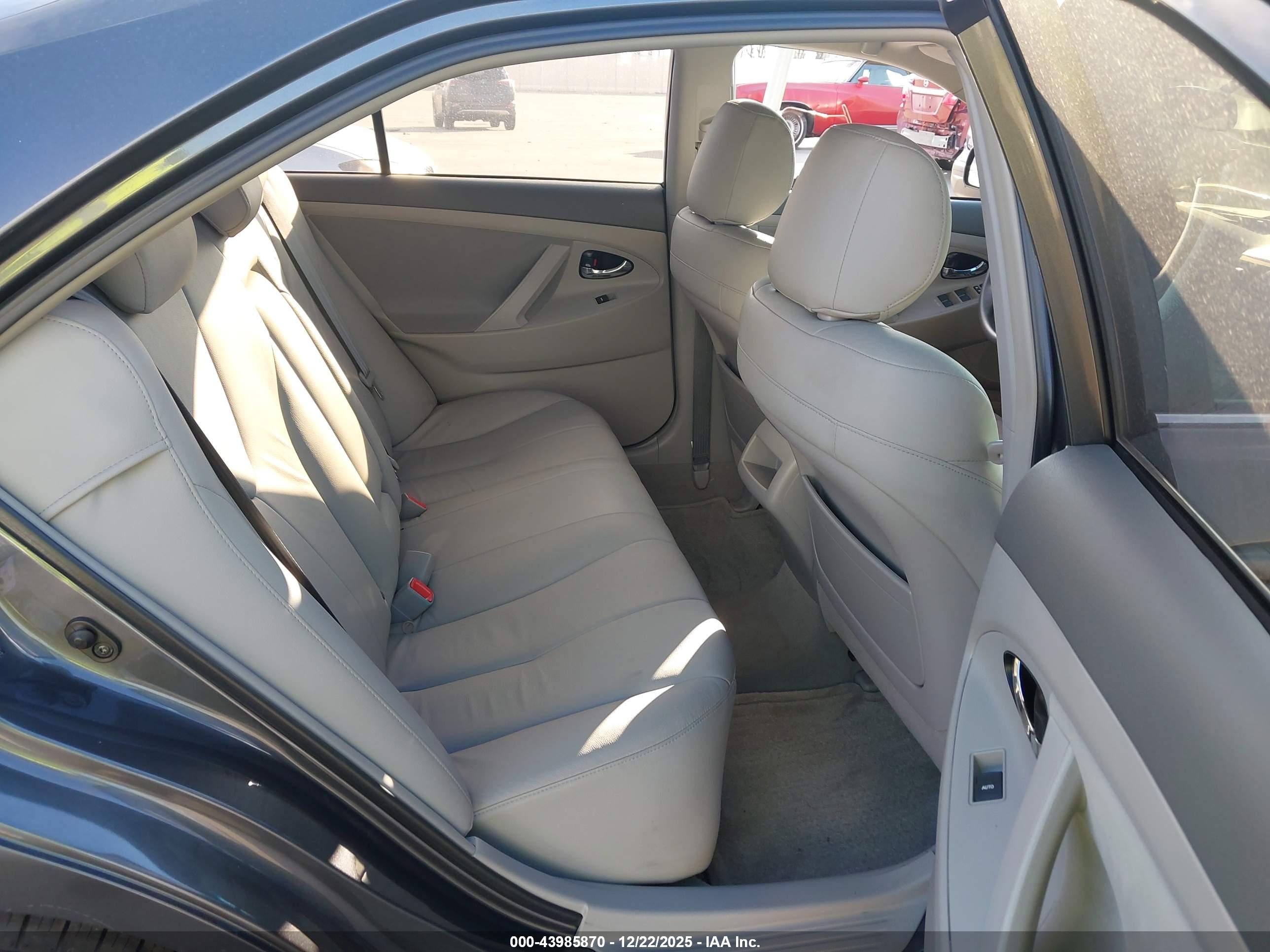 TOYOTA CAMRY image 8