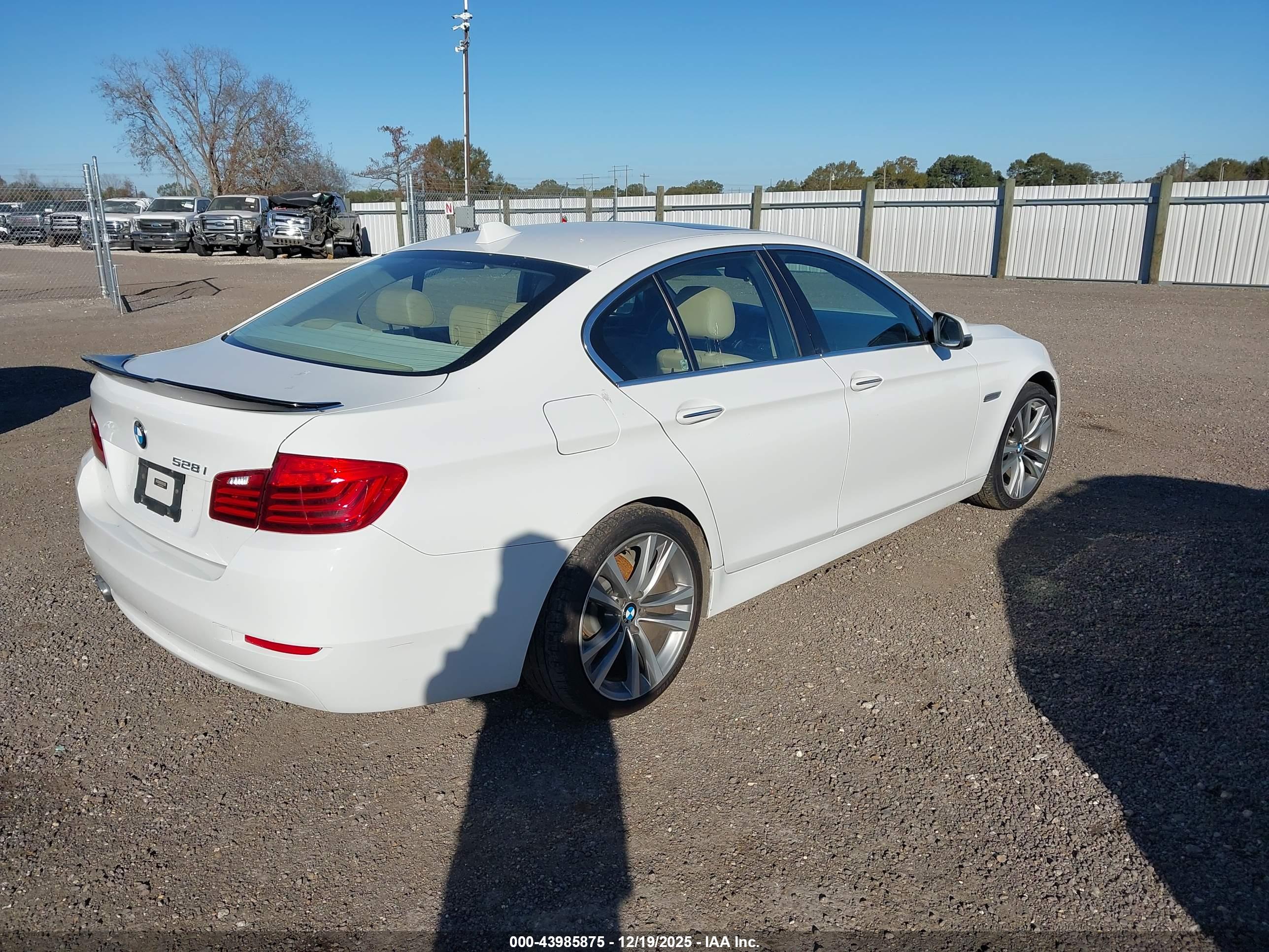 BMW 528I image 4