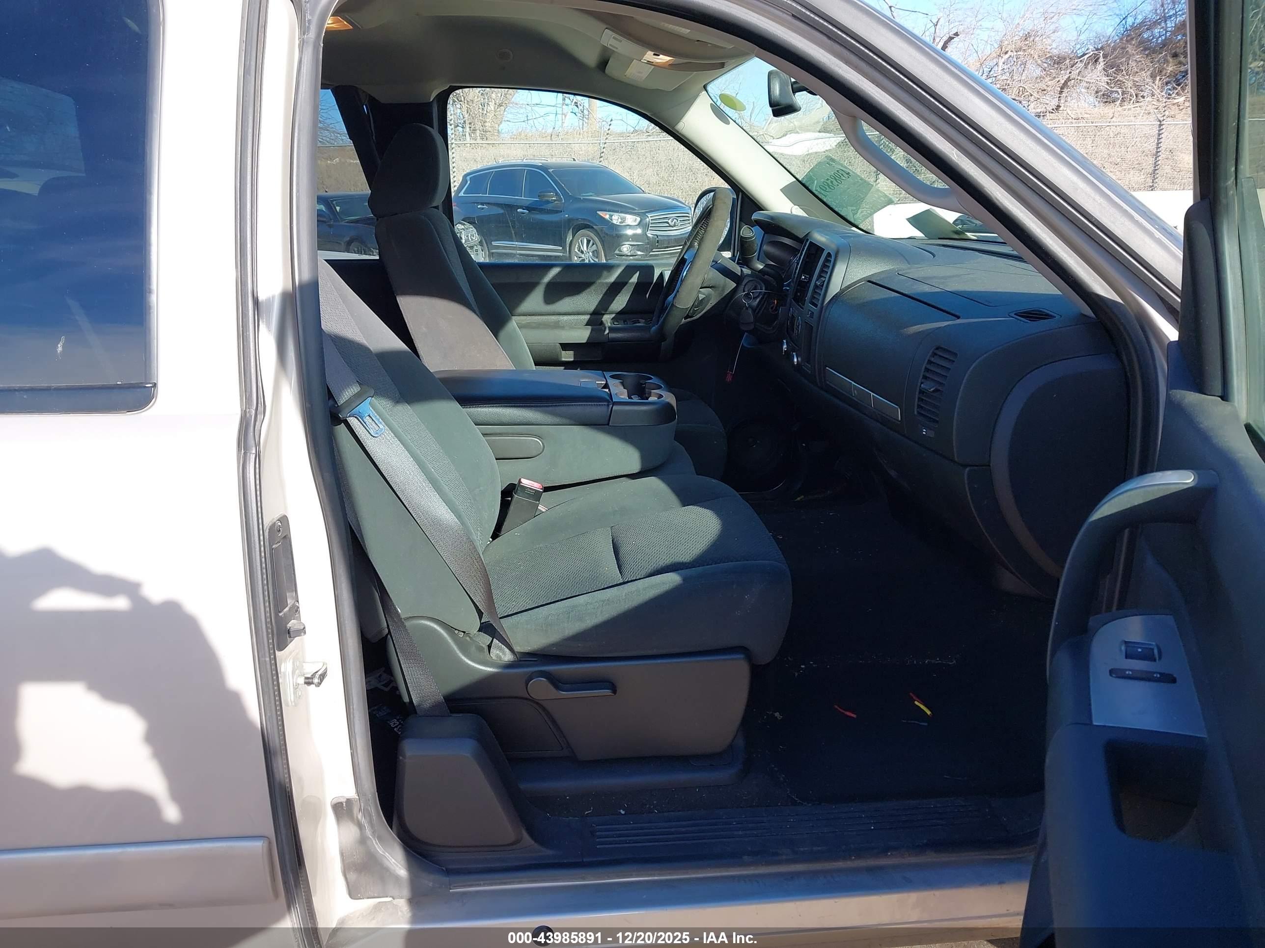 CHEVROLET SILVERADO image 5