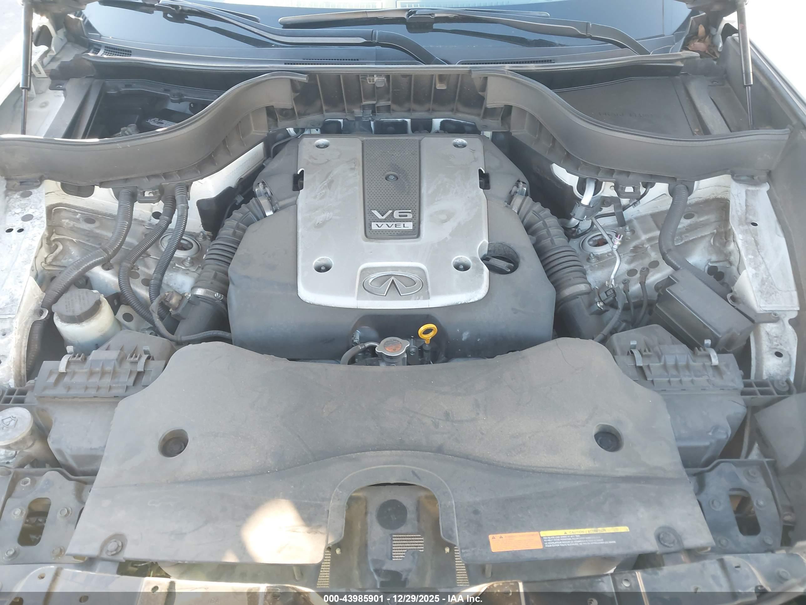 INFINITI QX70 image 10