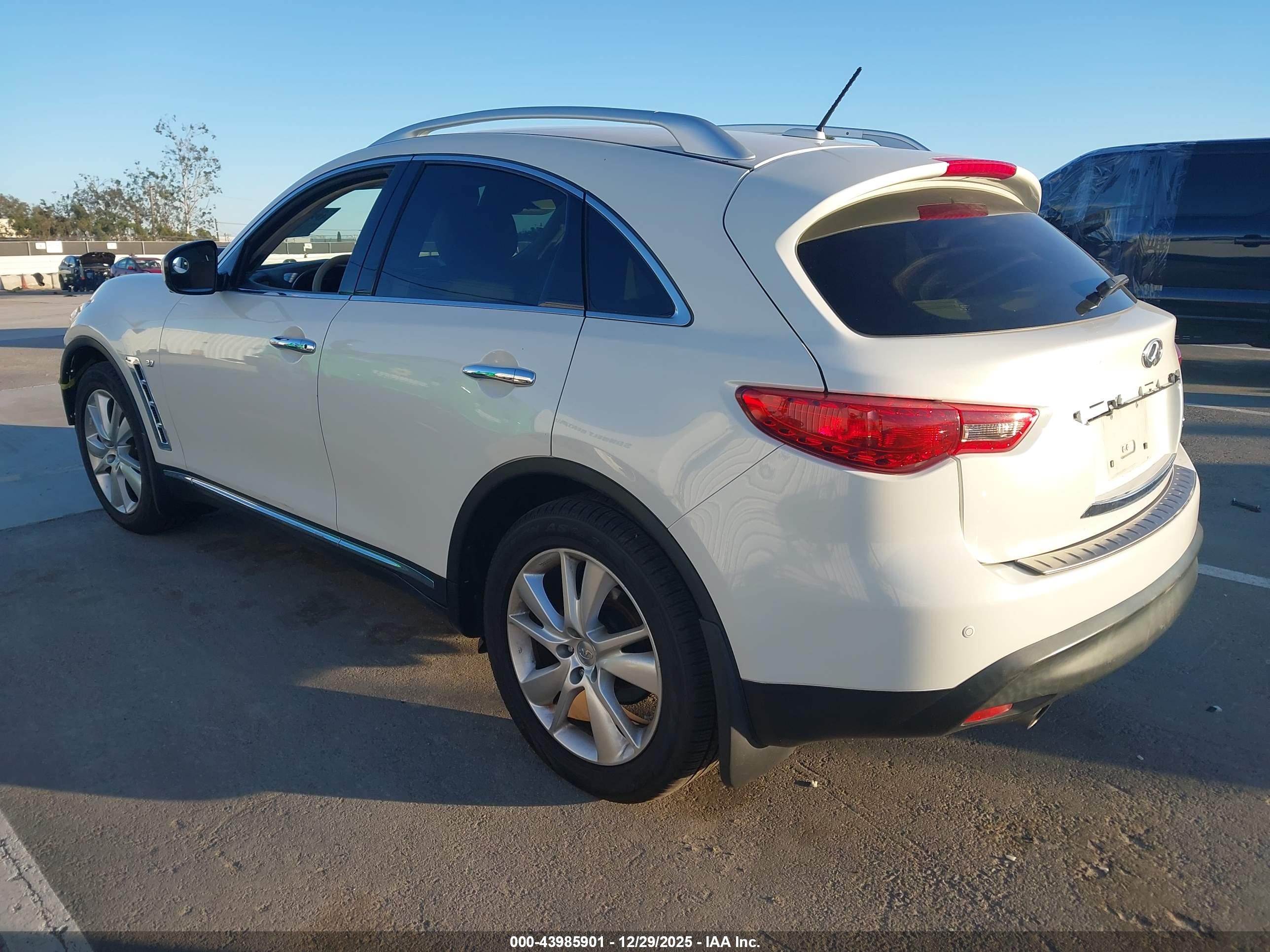 INFINITI QX70 image 3